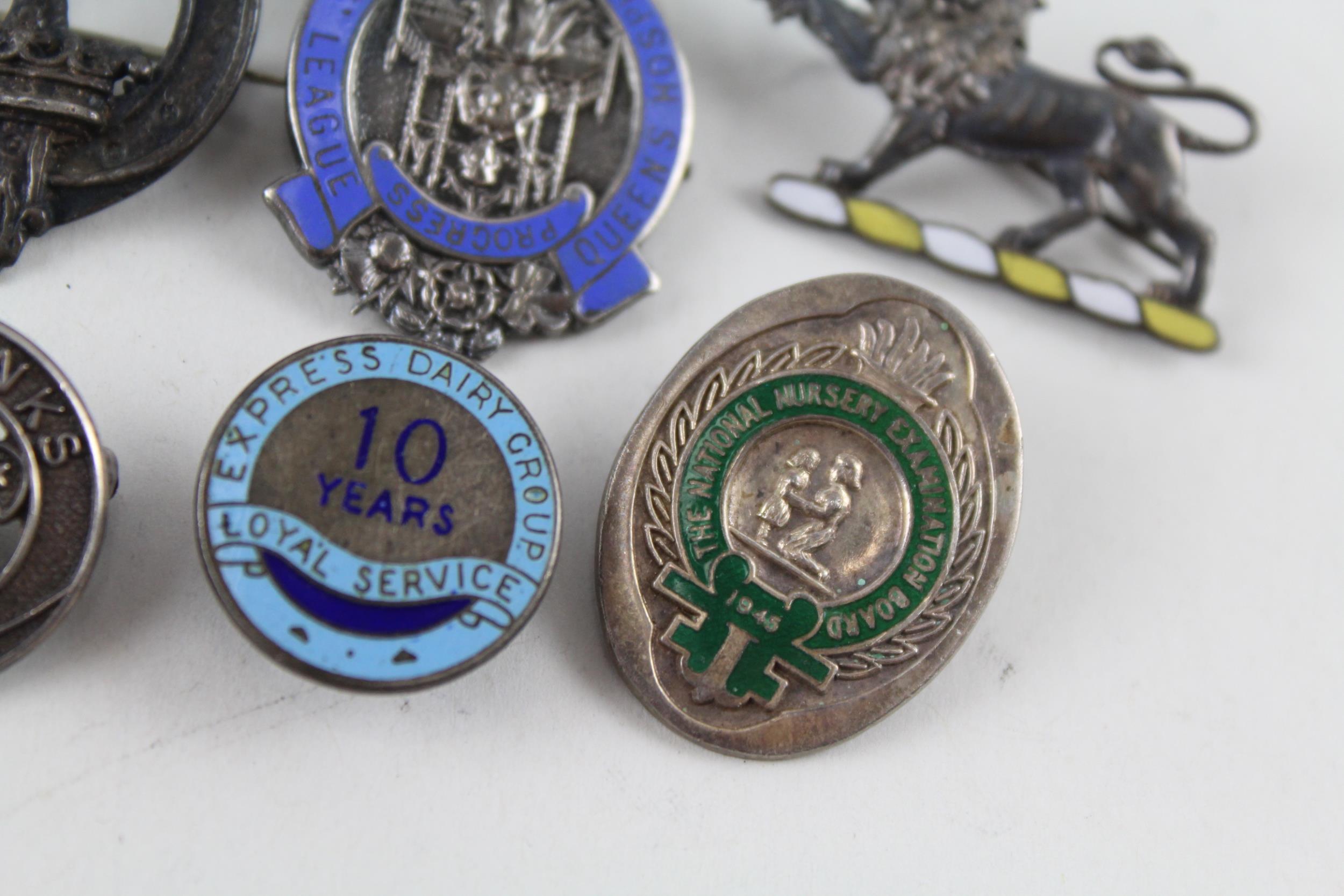8 x Vintage Hallmarked .925 Sterling Silver Badges Inc Enamel, Boy Scout Etc 52g // In vintage - Image 4 of 6