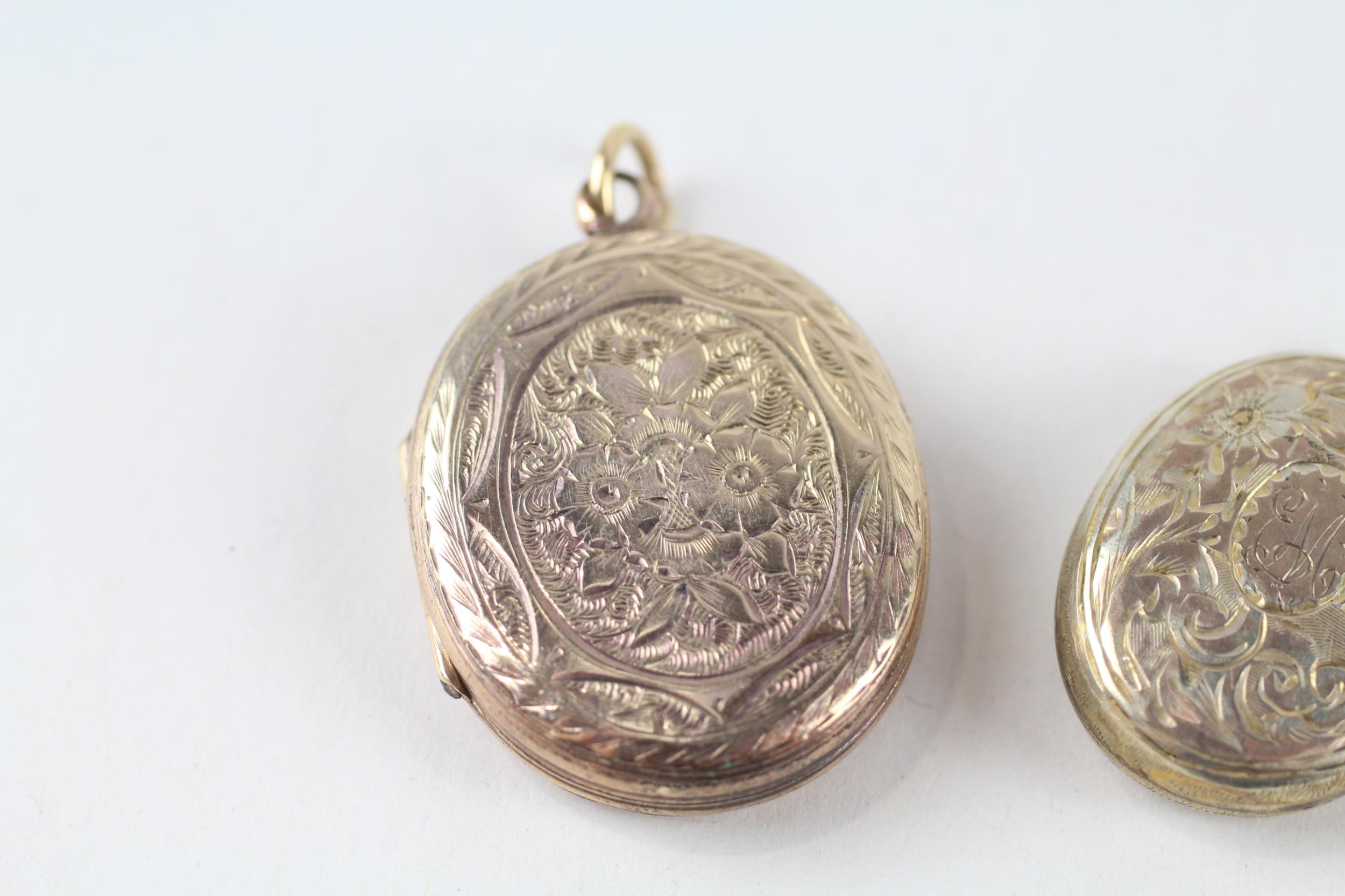 2x 9ct gold back & front antique patterned lockets (11.1g) - Image 3 of 4