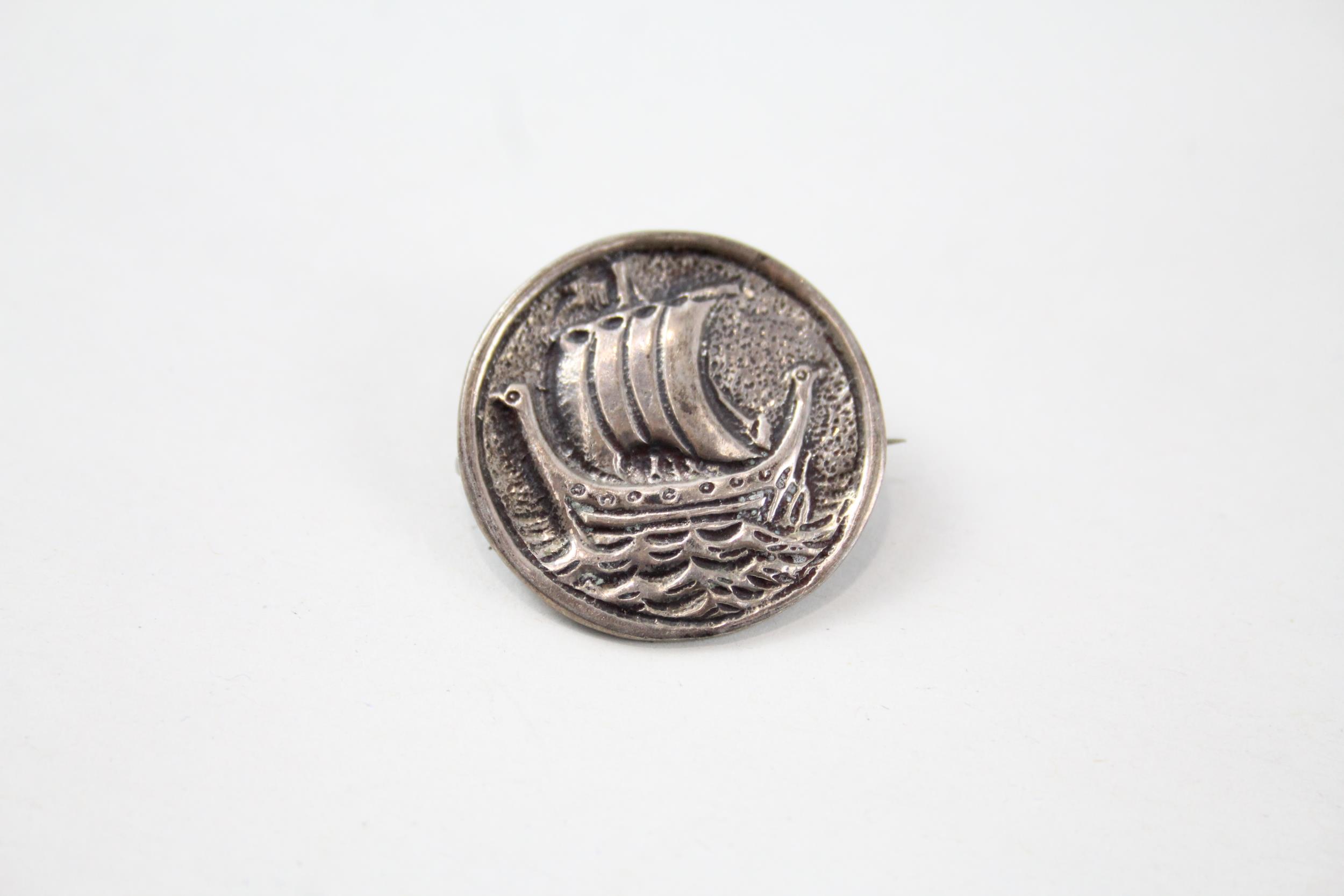 Four silver ship brooches (28g) - Image 2 of 5