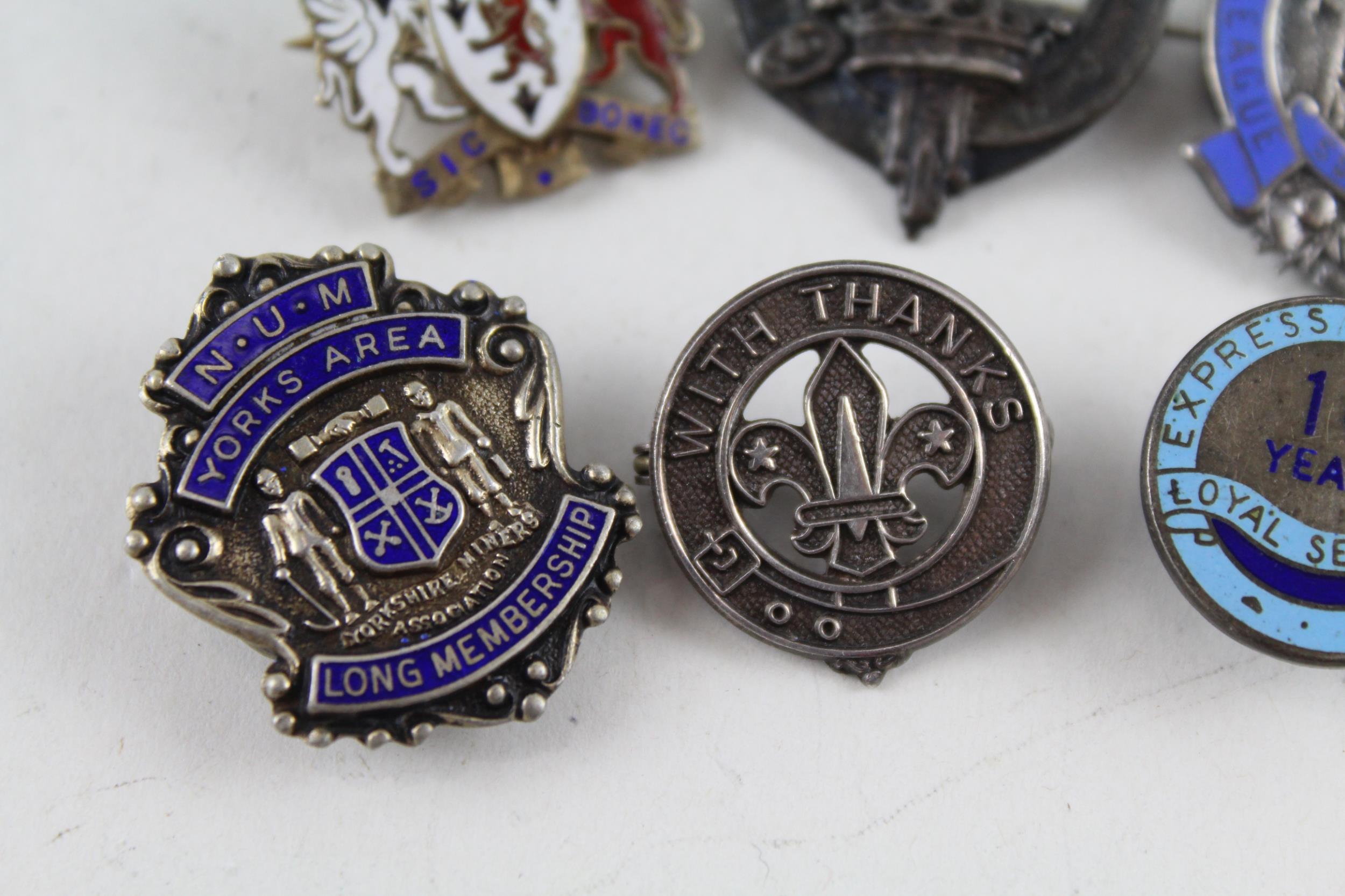 8 x Vintage Hallmarked .925 Sterling Silver Badges Inc Enamel, Boy Scout Etc 52g // In vintage - Image 3 of 6