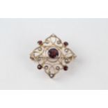 9ct gold garnet & seed pearl brooch (2.7g)