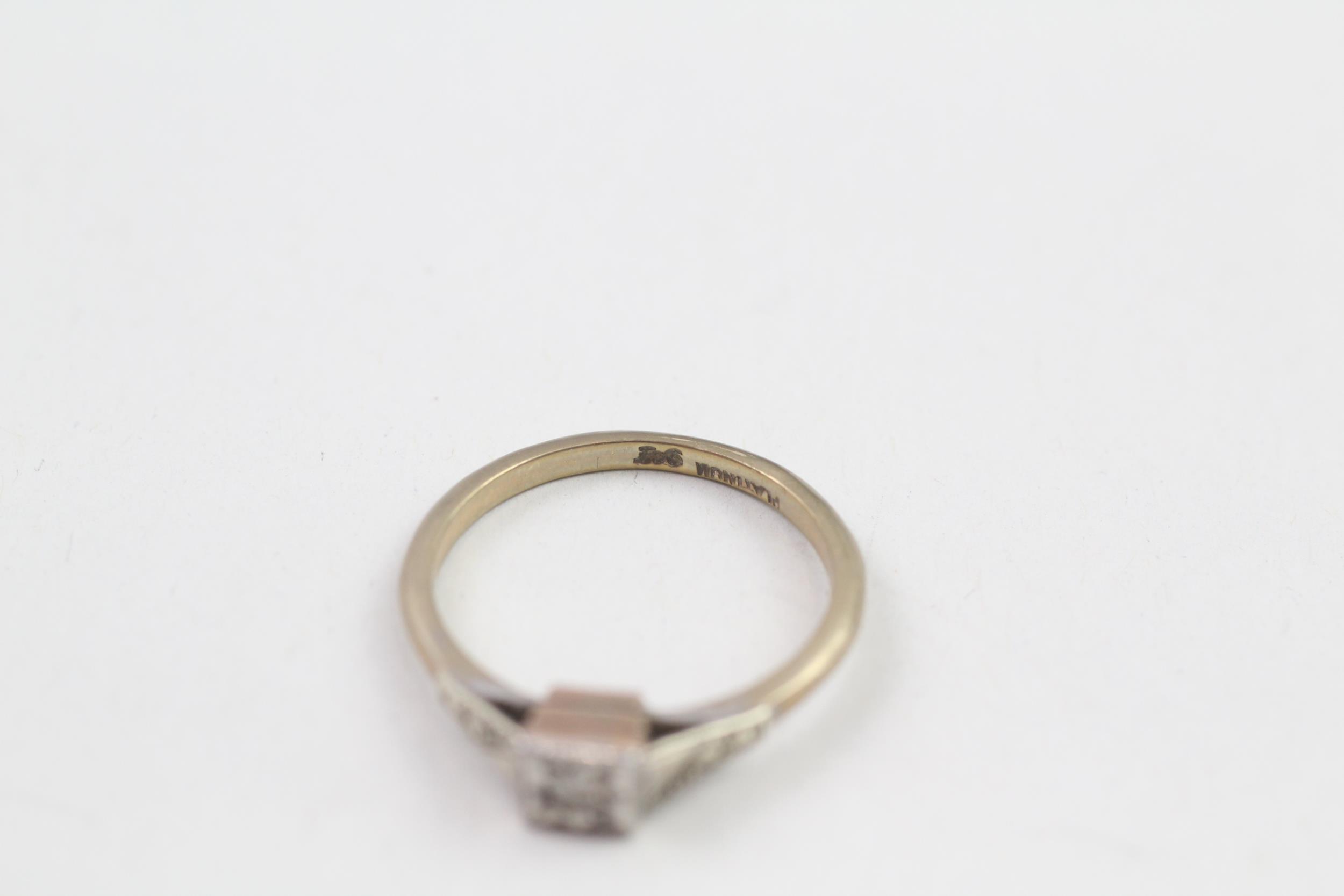 9ct gold & platinum old cut diamond single stone ring (2g) Size O - Image 2 of 4