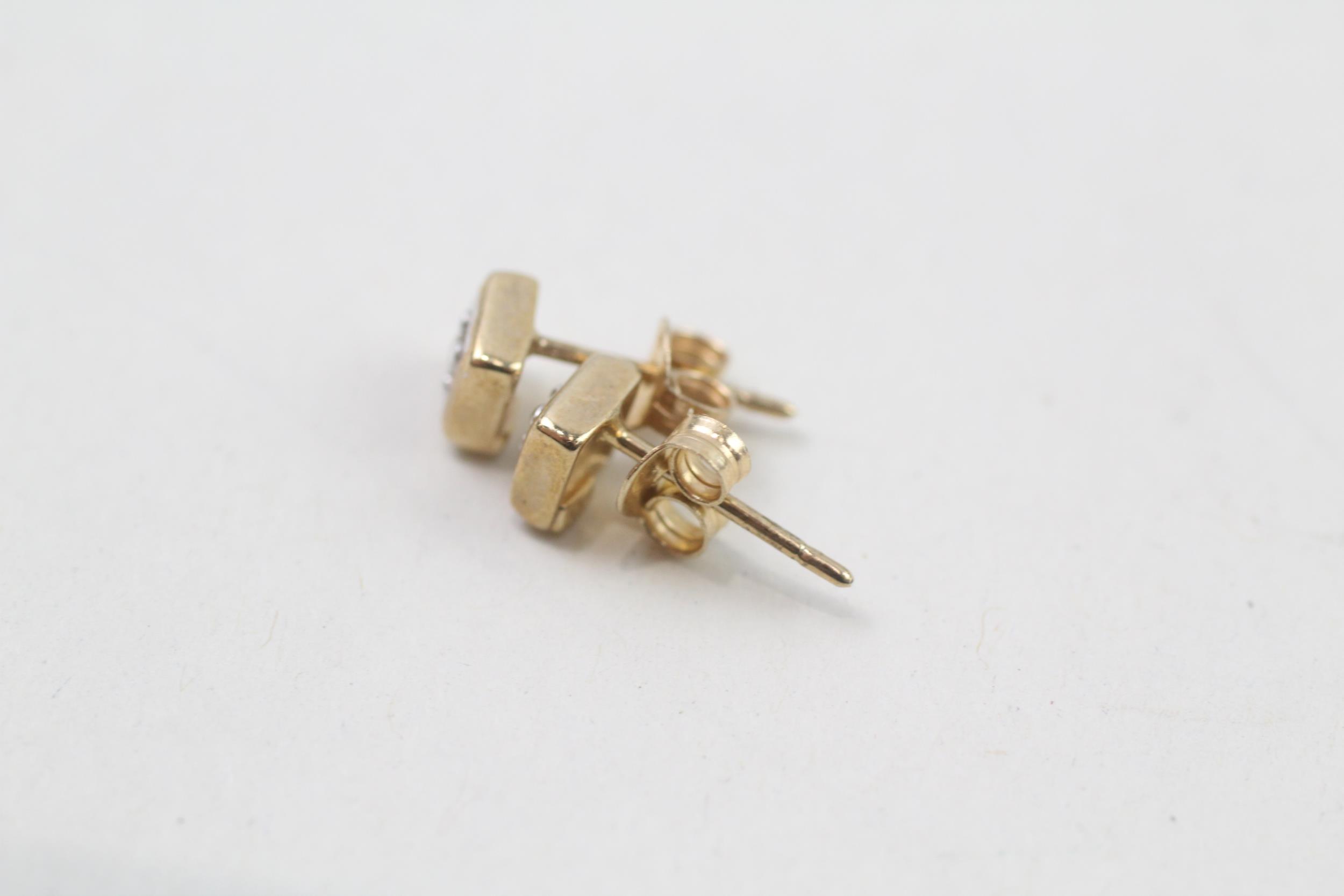 2x 9ct gold diamond stud earrings (1.4g) - Image 3 of 5