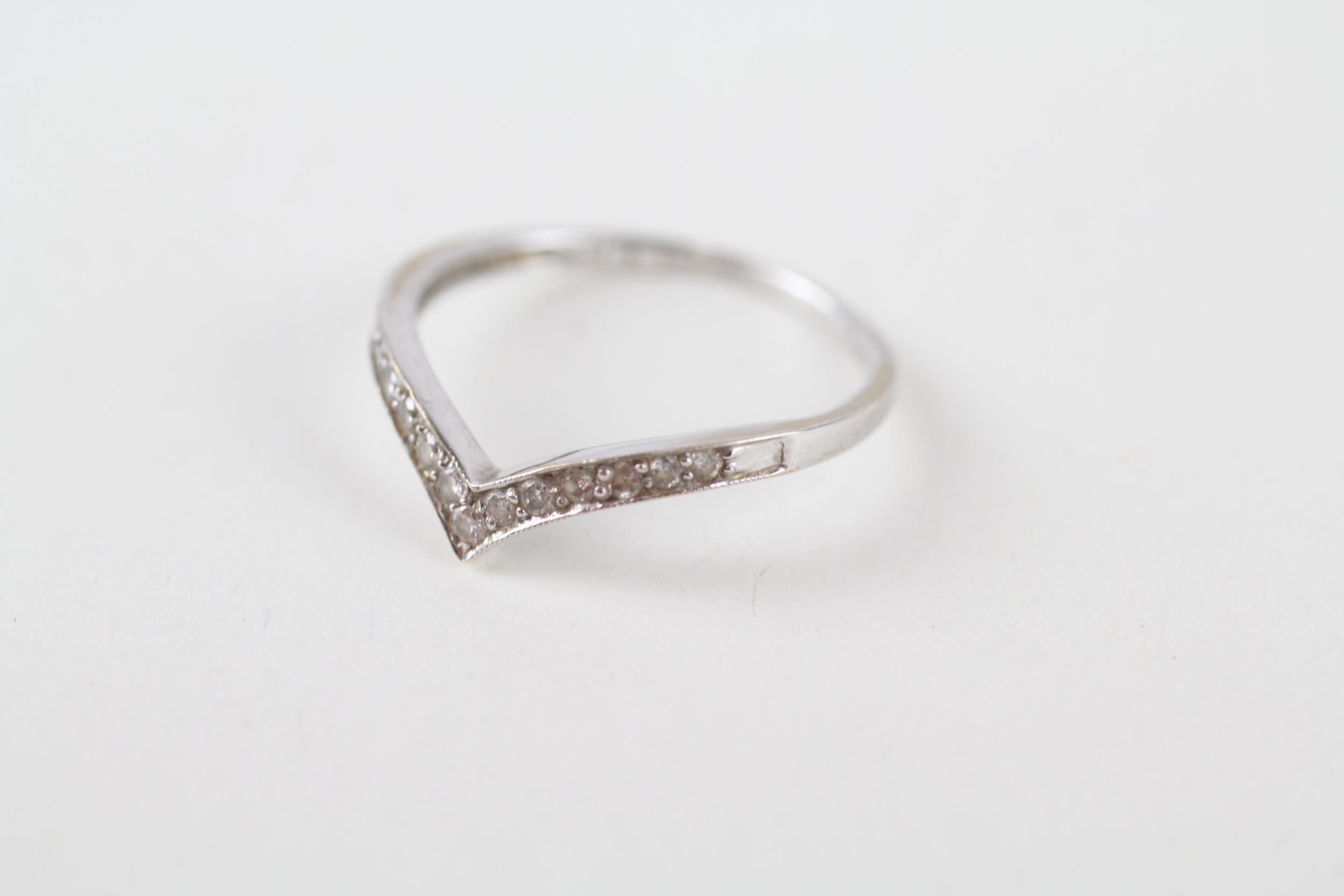 18ct white gold diamond wishbone ring (1.1g) Size K - Image 3 of 4