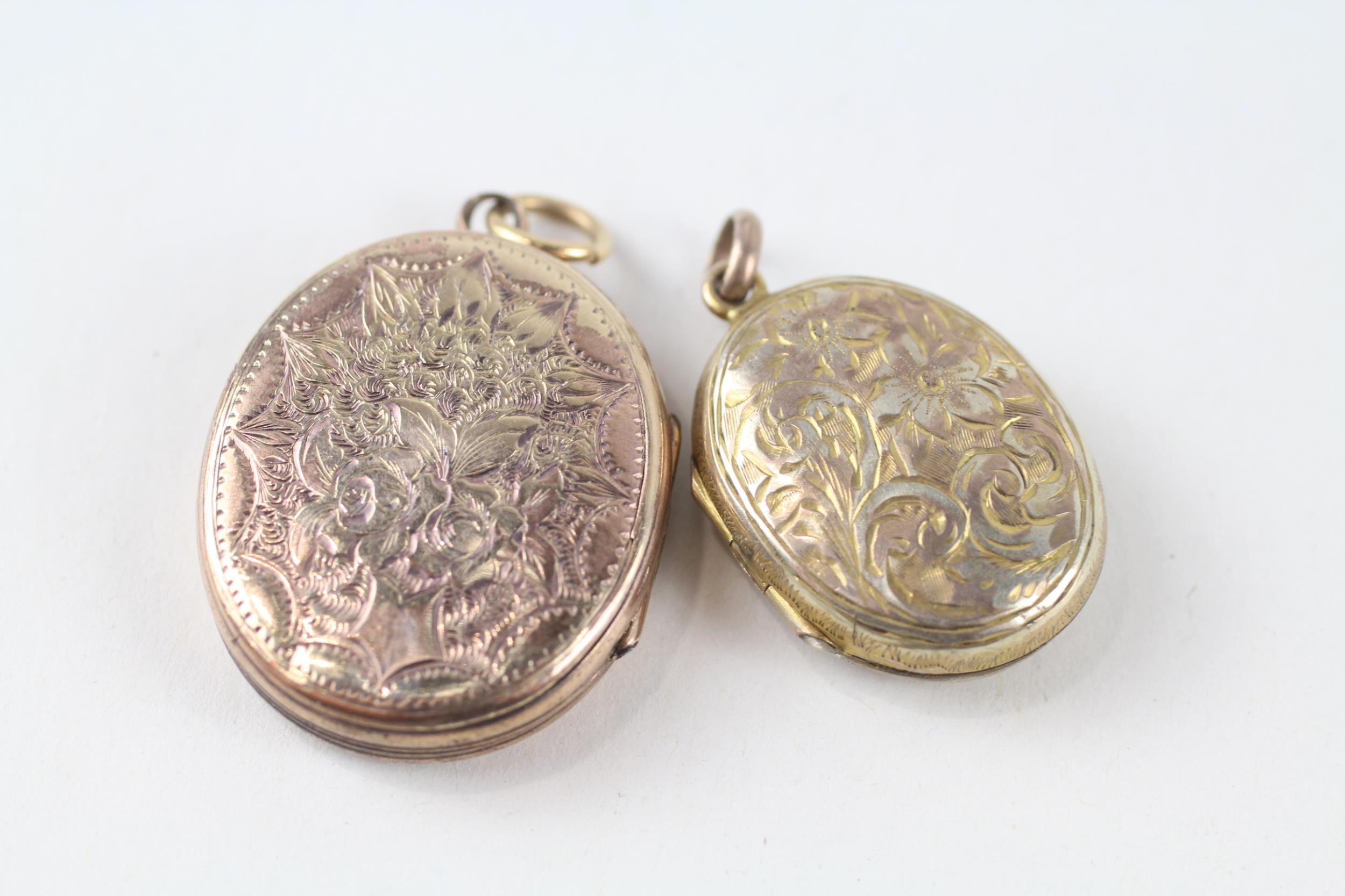 2x 9ct gold back & front antique patterned lockets (11.1g) - Image 4 of 4