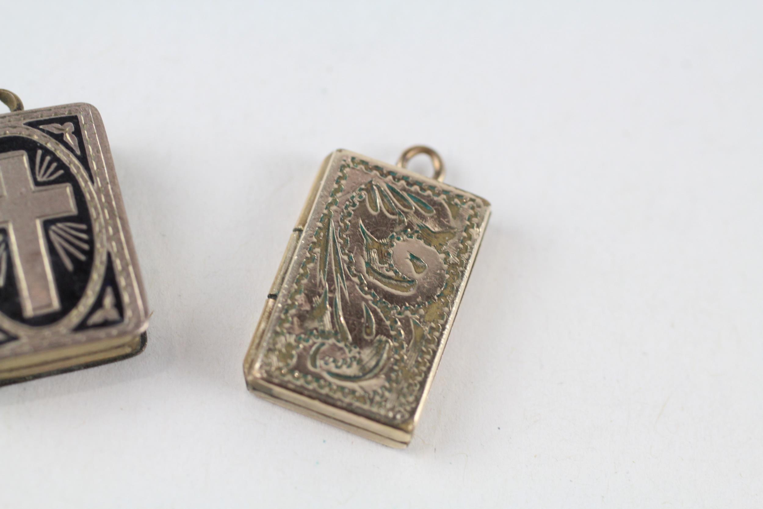 2x 9ct gold back & front antique patterned lockets (5g) - Image 2 of 4