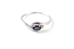 9ct white gold diamond & sapphire three stone ring (1.4g) Size P