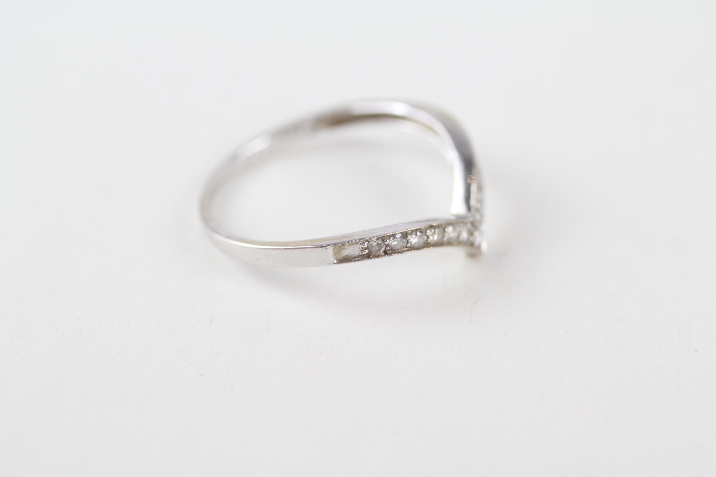 18ct white gold diamond wishbone ring (1.1g) Size K - Image 2 of 4