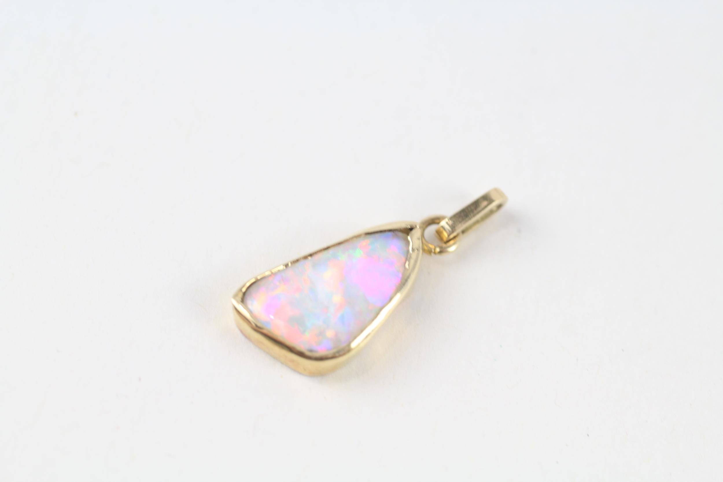 18ct gold opal pendant (1.8g)