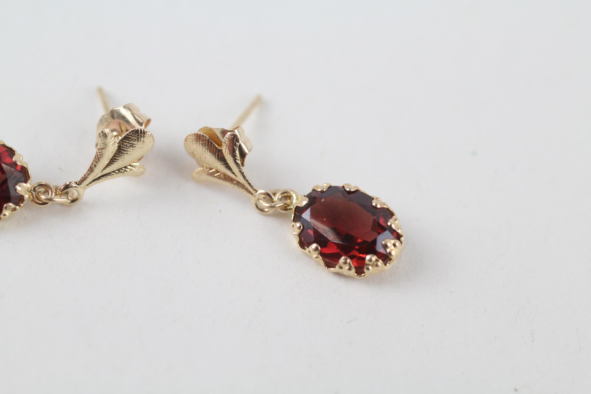 14ct gold garnet drop earrings (1g) - Image 3 of 3