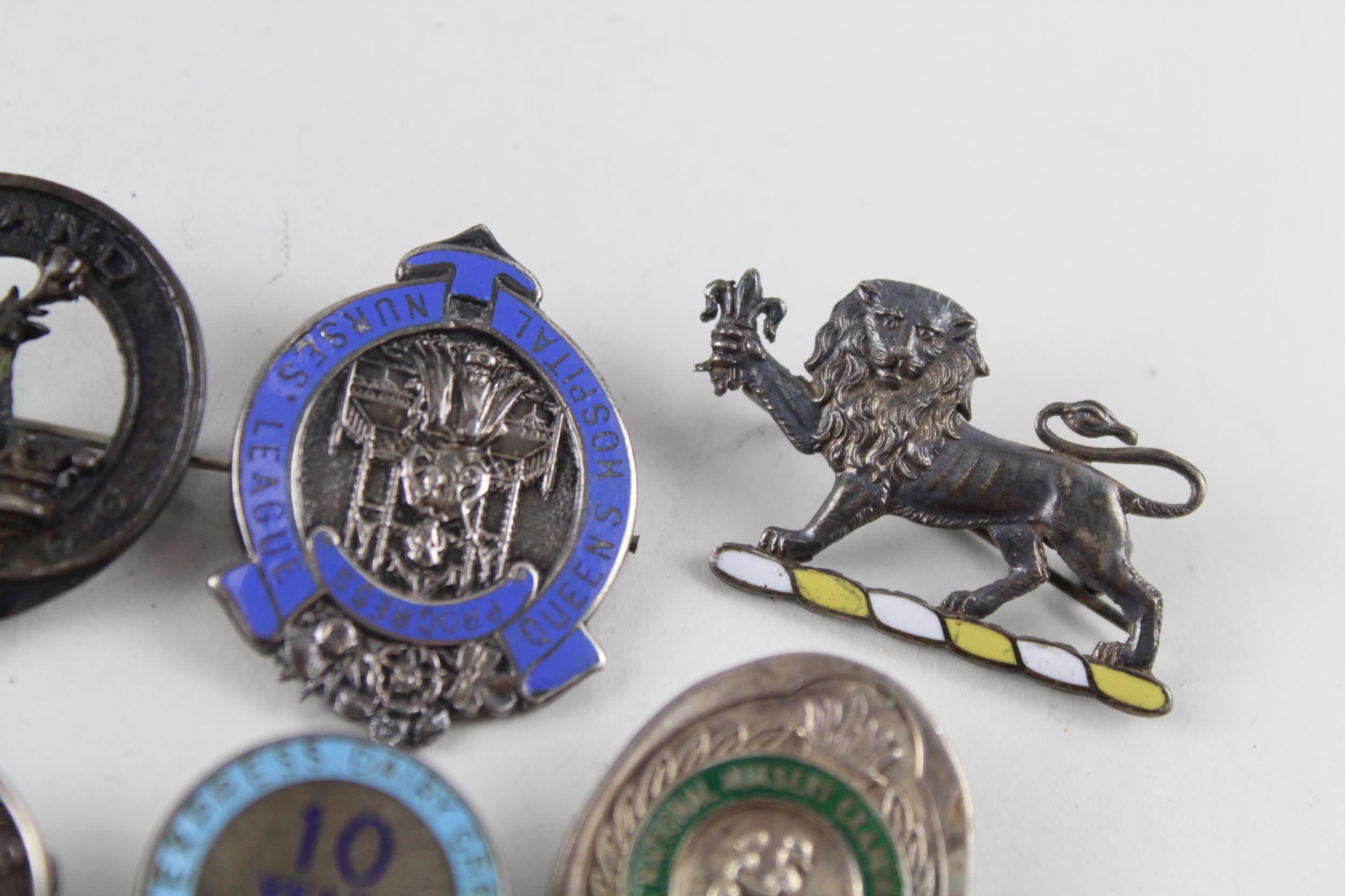 8 x Vintage Hallmarked .925 Sterling Silver Badges Inc Enamel, Boy Scout Etc 52g // In vintage - Image 5 of 6