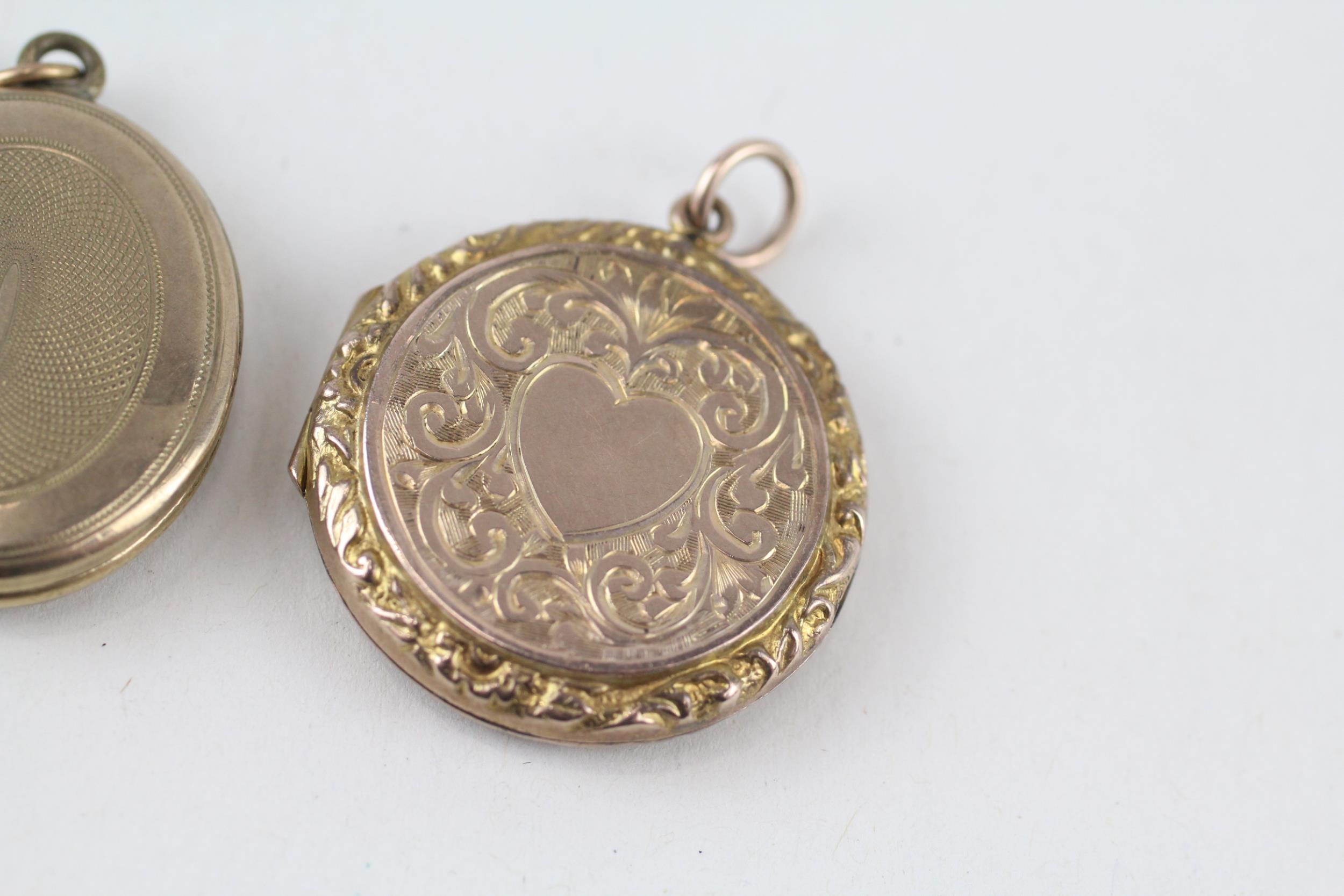 3x 9ct gold back & front antique patterned lockets (13.9g) - Image 2 of 4