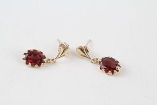 14ct gold garnet drop earrings (1g)