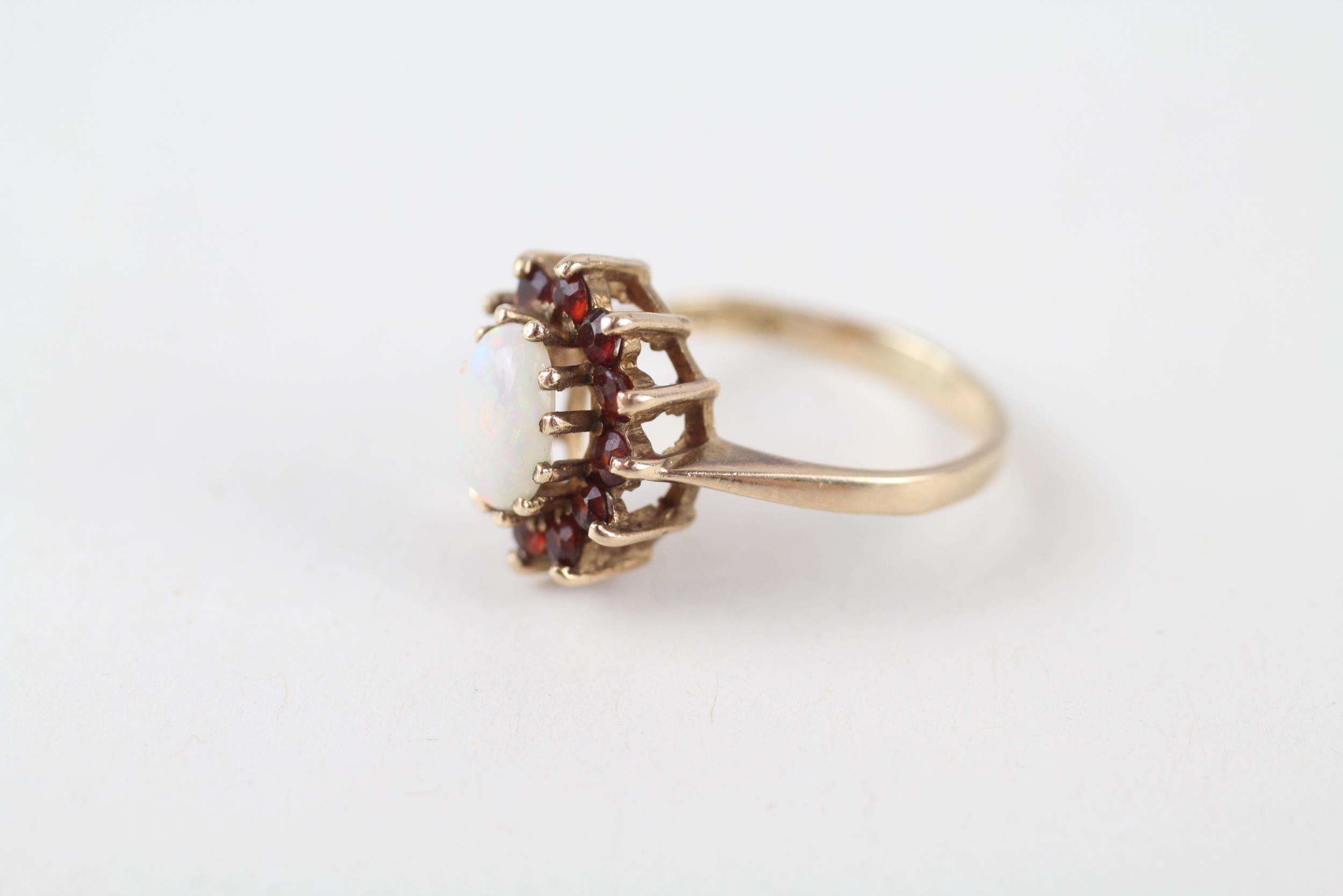 9ct gold vintage opal & garnet cluster ring (2.3g) Size K - Image 3 of 4