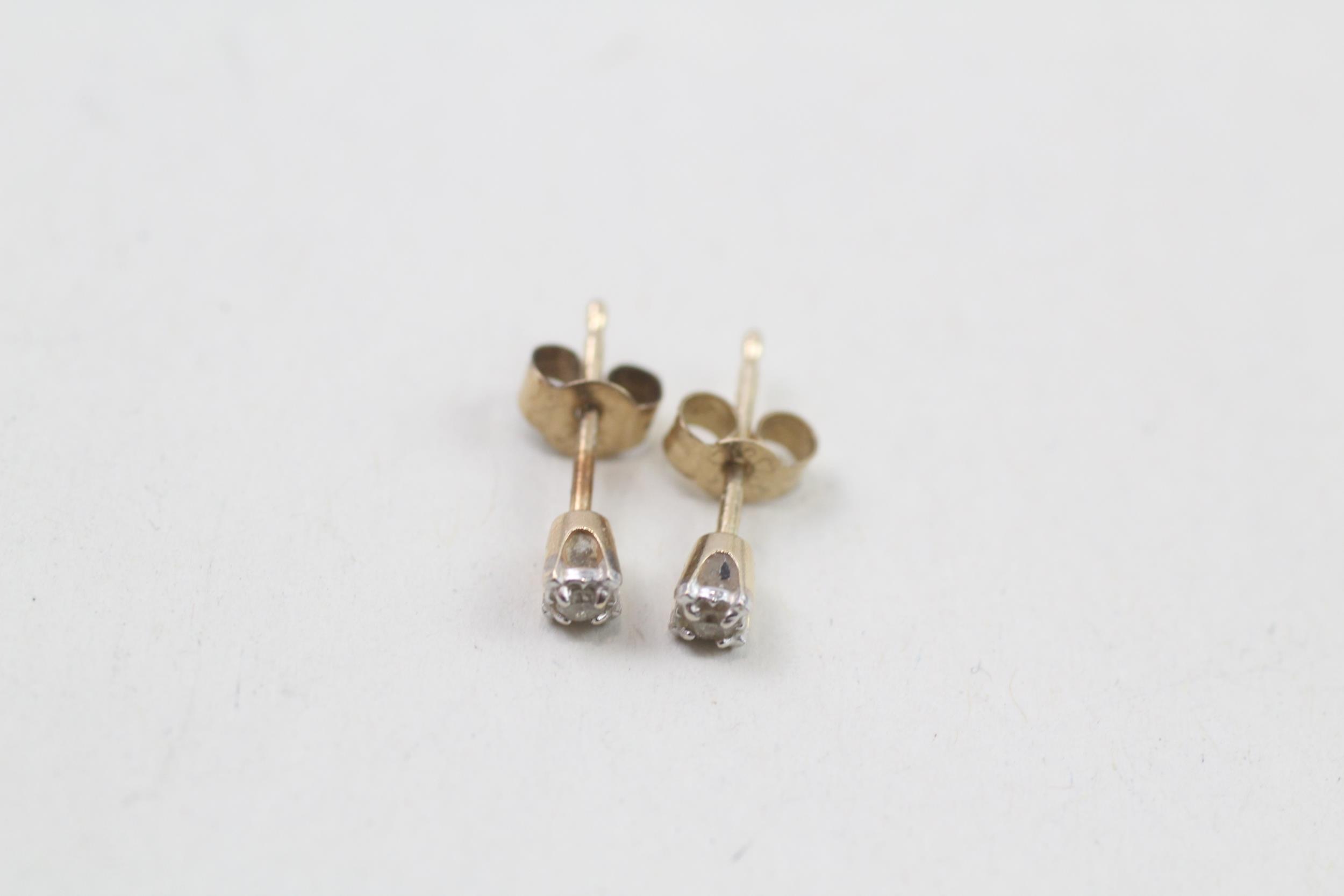 2x 9ct gold diamond stud earrings (1.4g) - Image 4 of 5