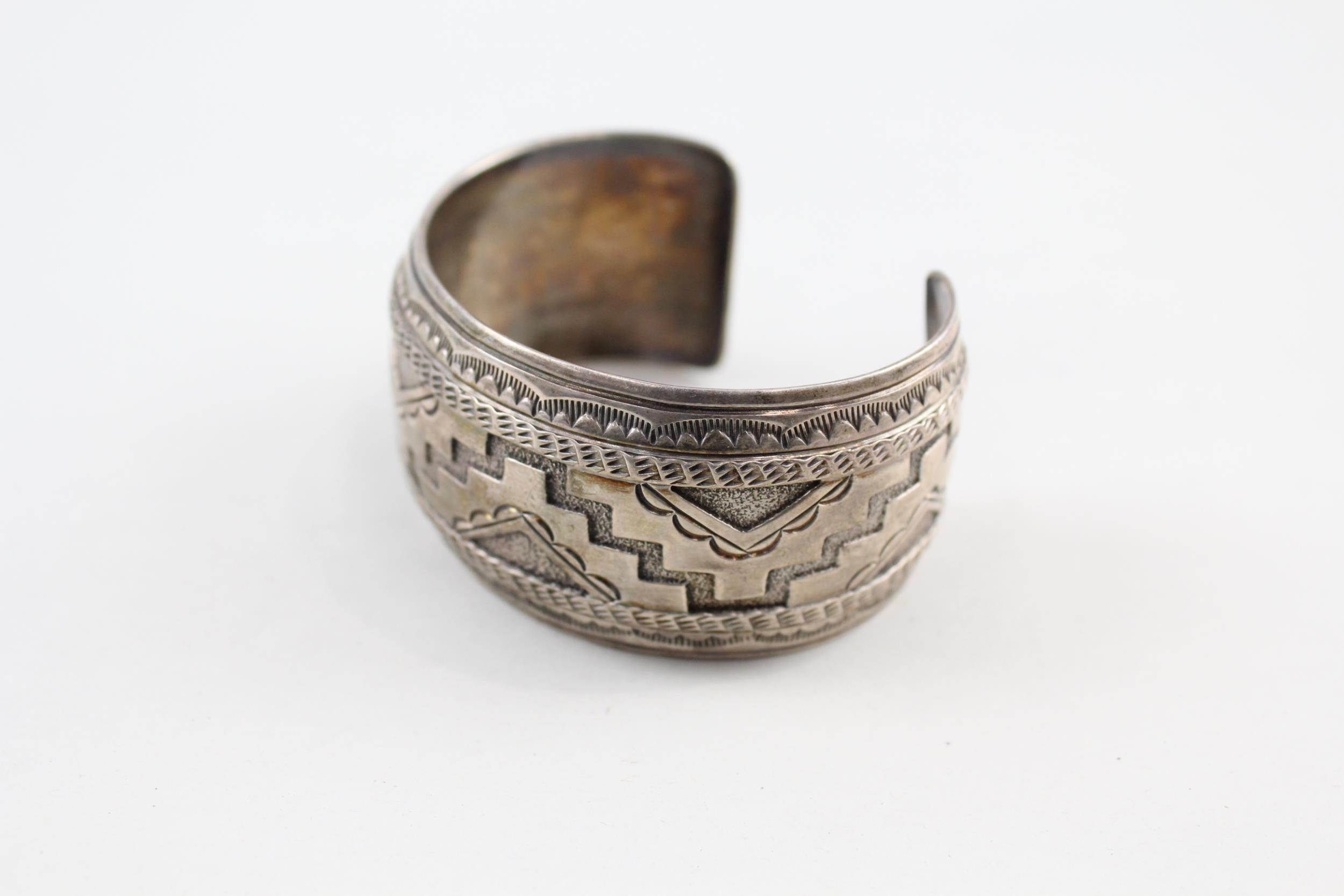 Silver Navajo bangle signed R. Wylie (55g) - Image 2 of 6