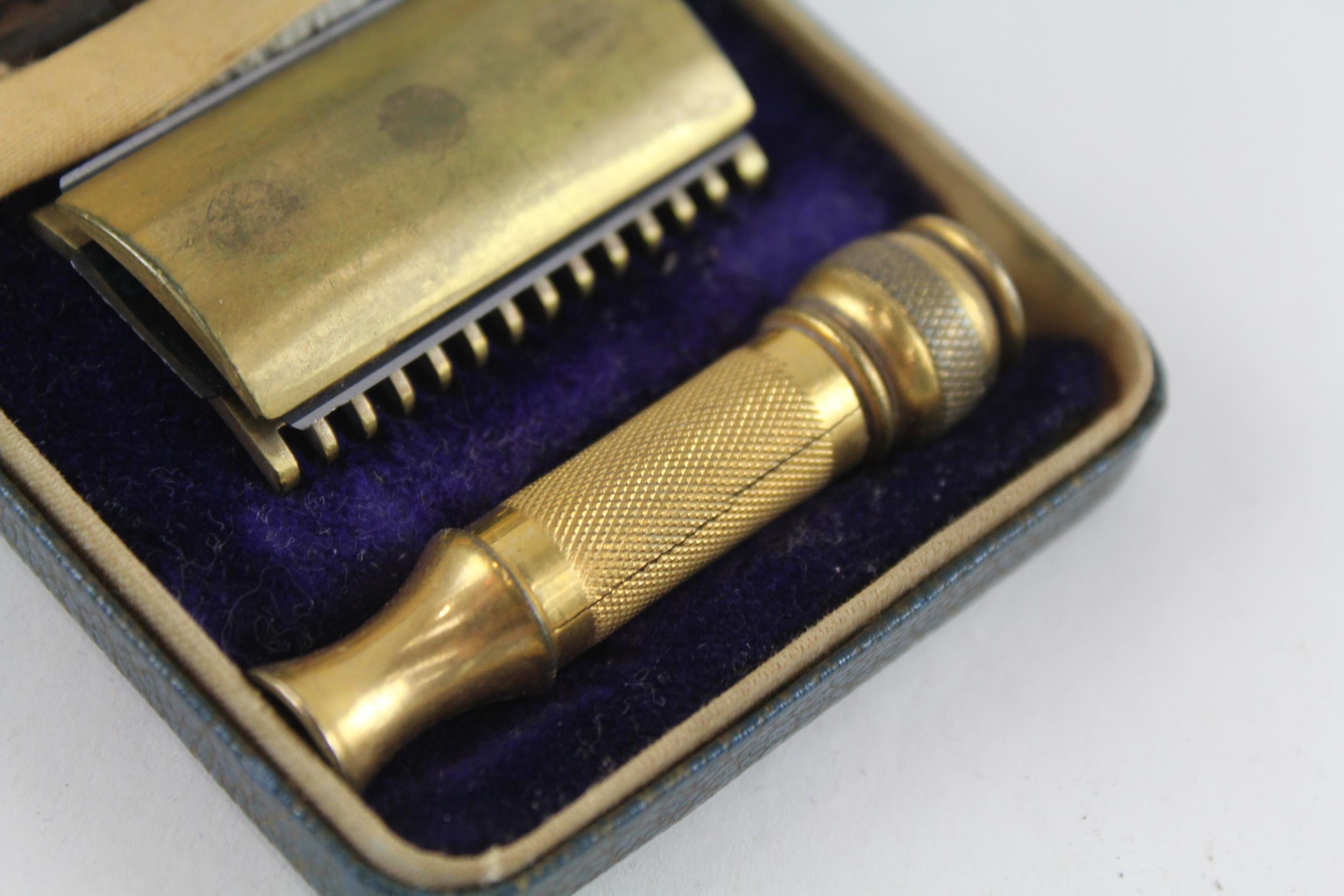 Gillette Vintage Travel Safety Razor Gold Tone in Original Case // Items in vintage condition - Image 2 of 5