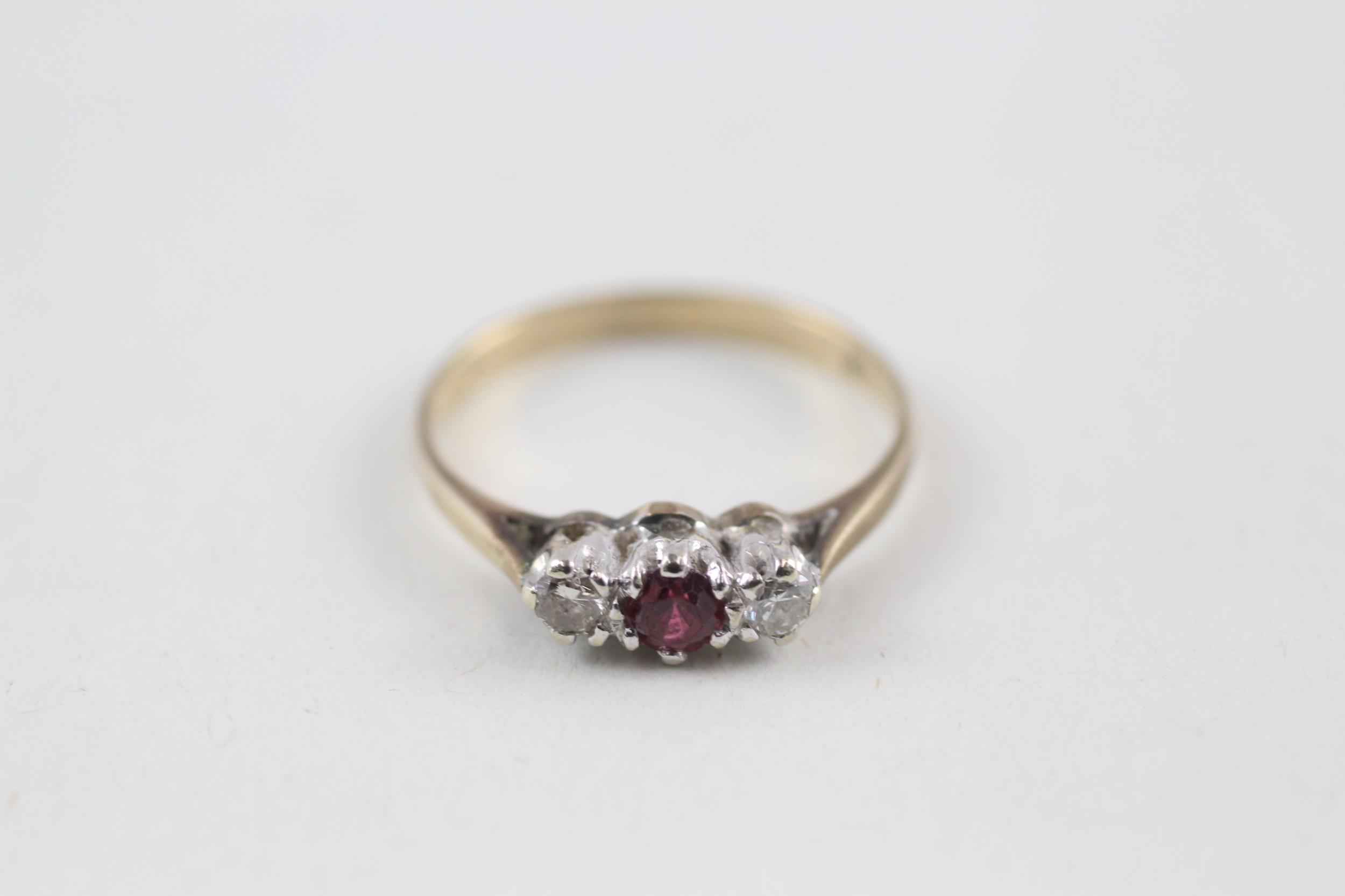 9ct gold ruby & diamond three stone ring (1.5g) Size L