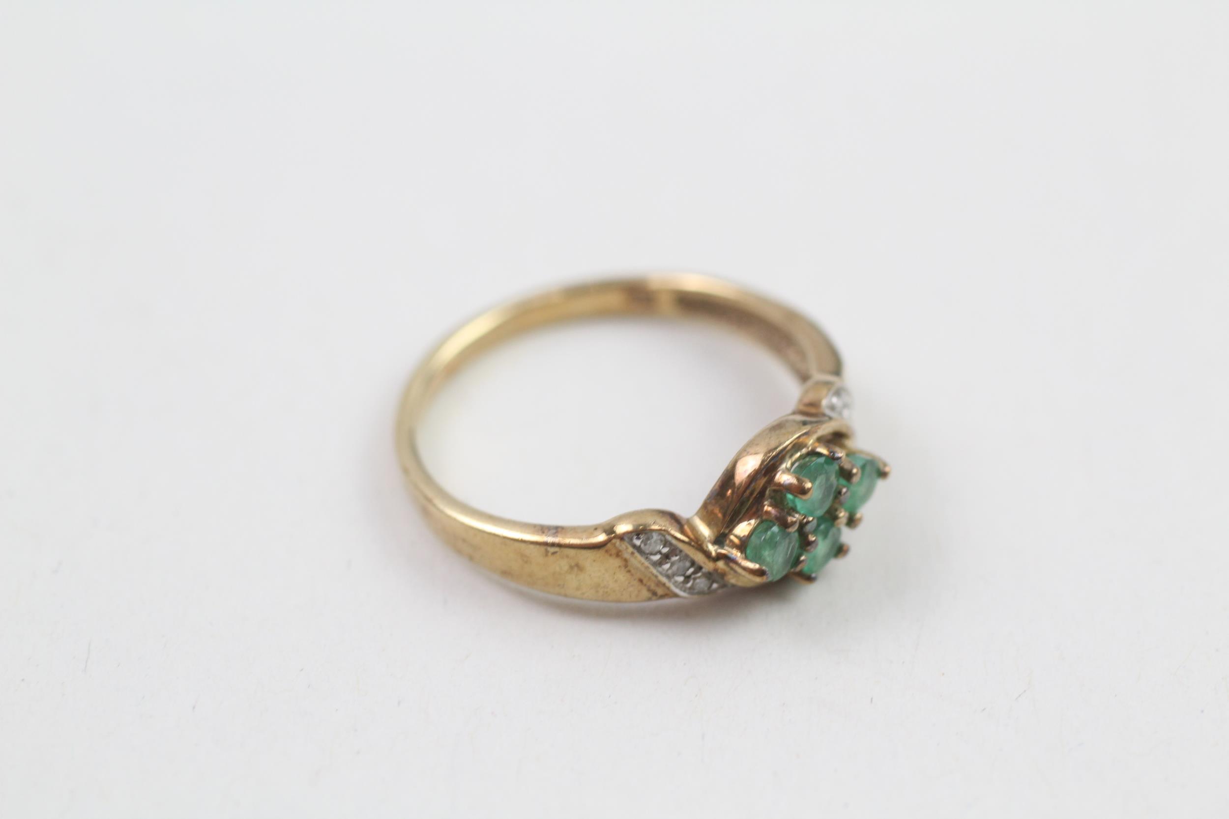 9ct gold diamond & emerald dress ring (2.2g) Size P - Image 4 of 5