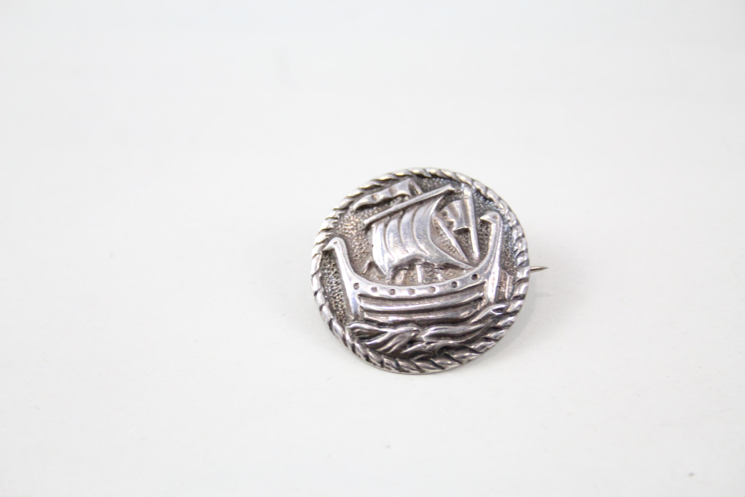 Four silver ship brooches (28g) - Image 4 of 5