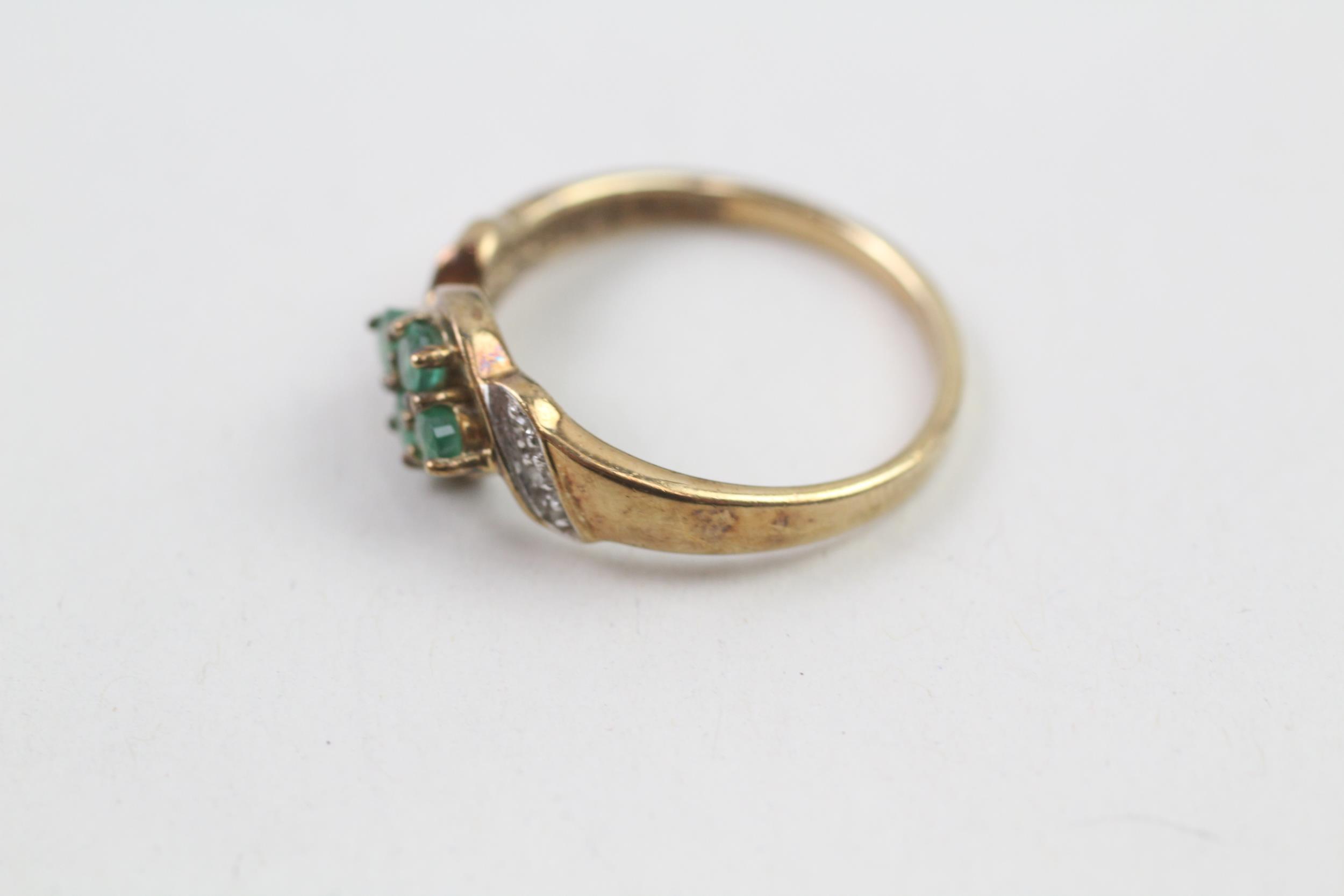 9ct gold diamond & emerald dress ring (2.2g) Size P - Image 2 of 5