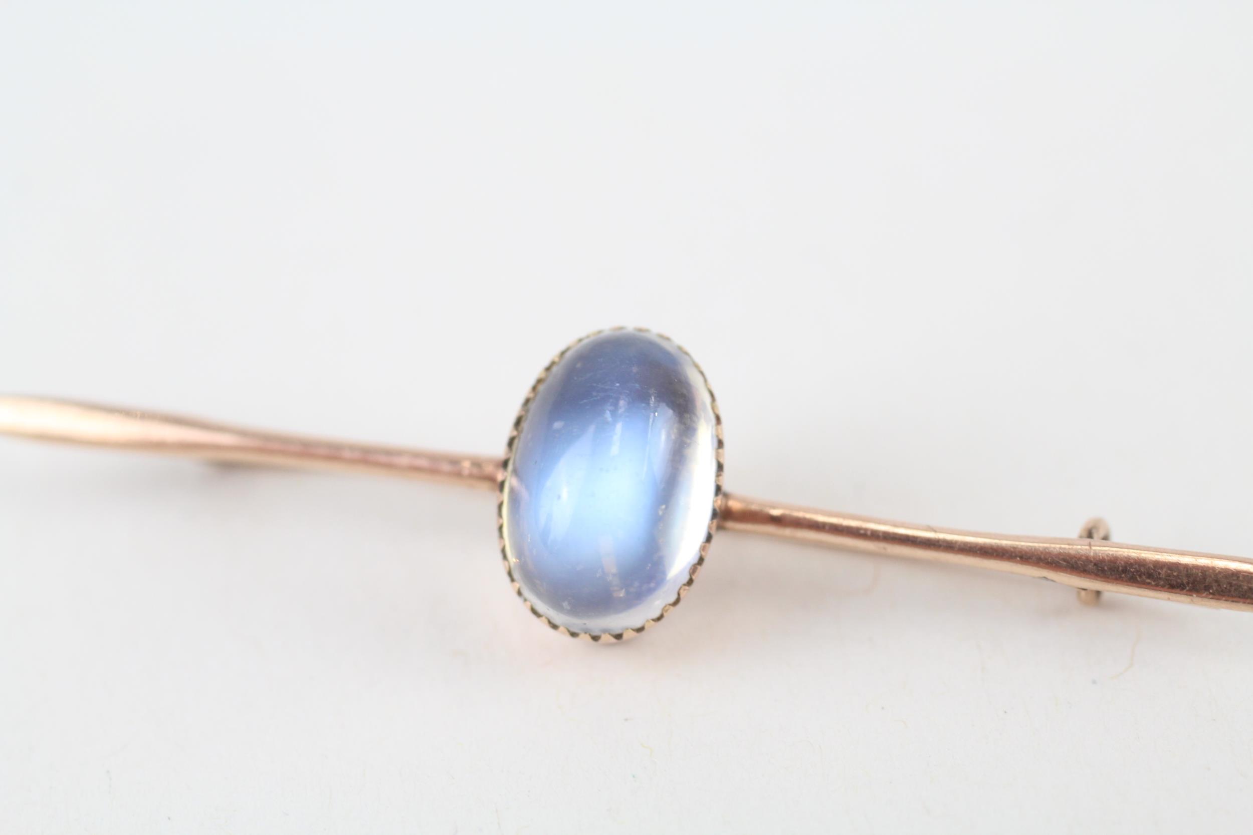 9ct gold moonstone bar brooch (2g) - Image 2 of 4