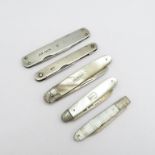 A selection of 5 silver and mother of pearl fruit knives 94g in weigh //