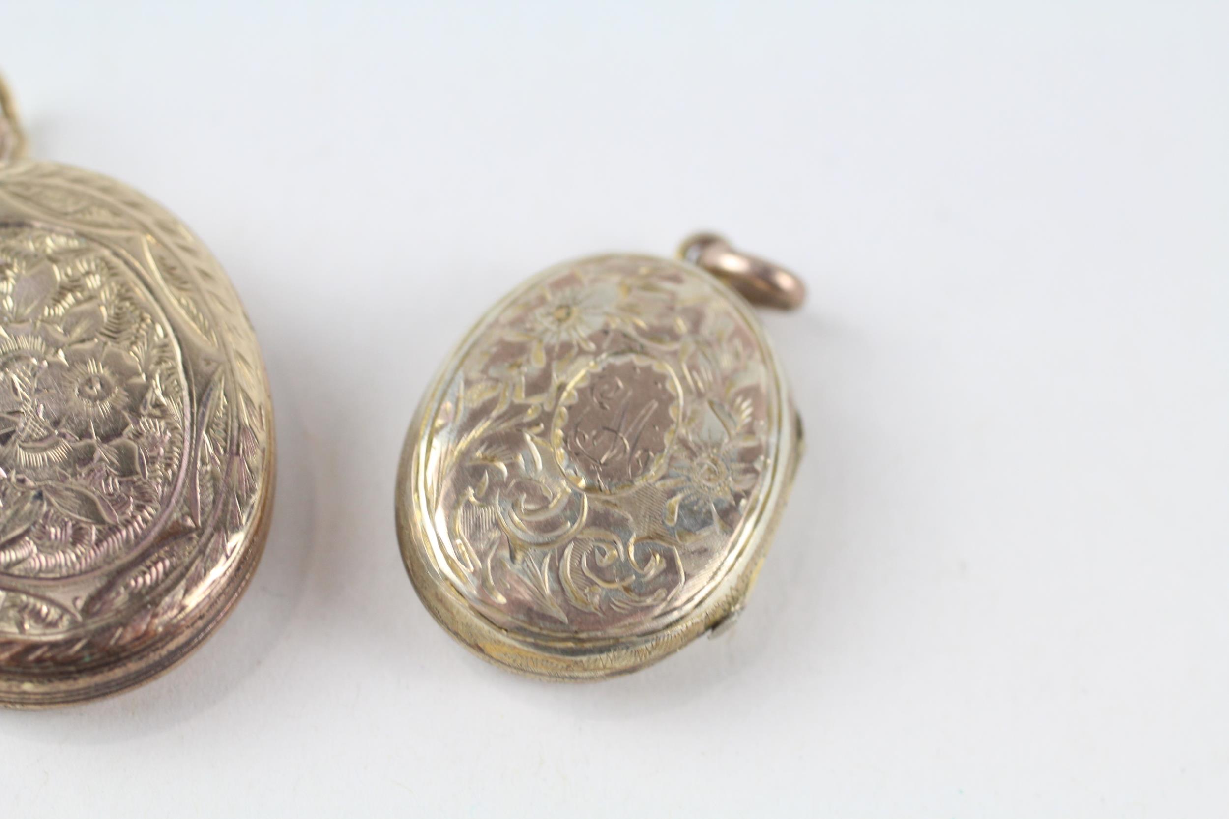 2x 9ct gold back & front antique patterned lockets (11.1g) - Image 2 of 4