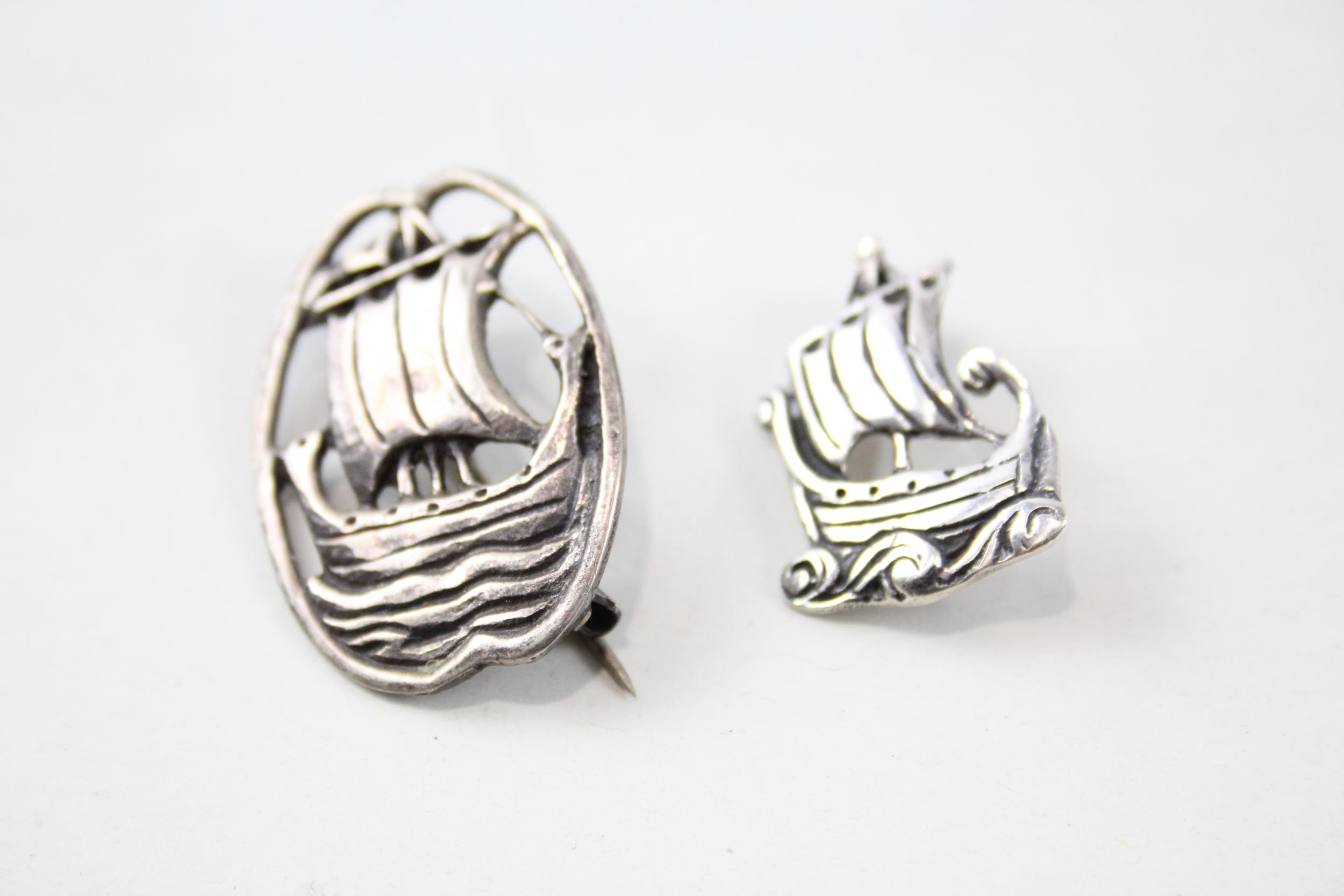 Four silver ship brooches (28g) - Image 3 of 5