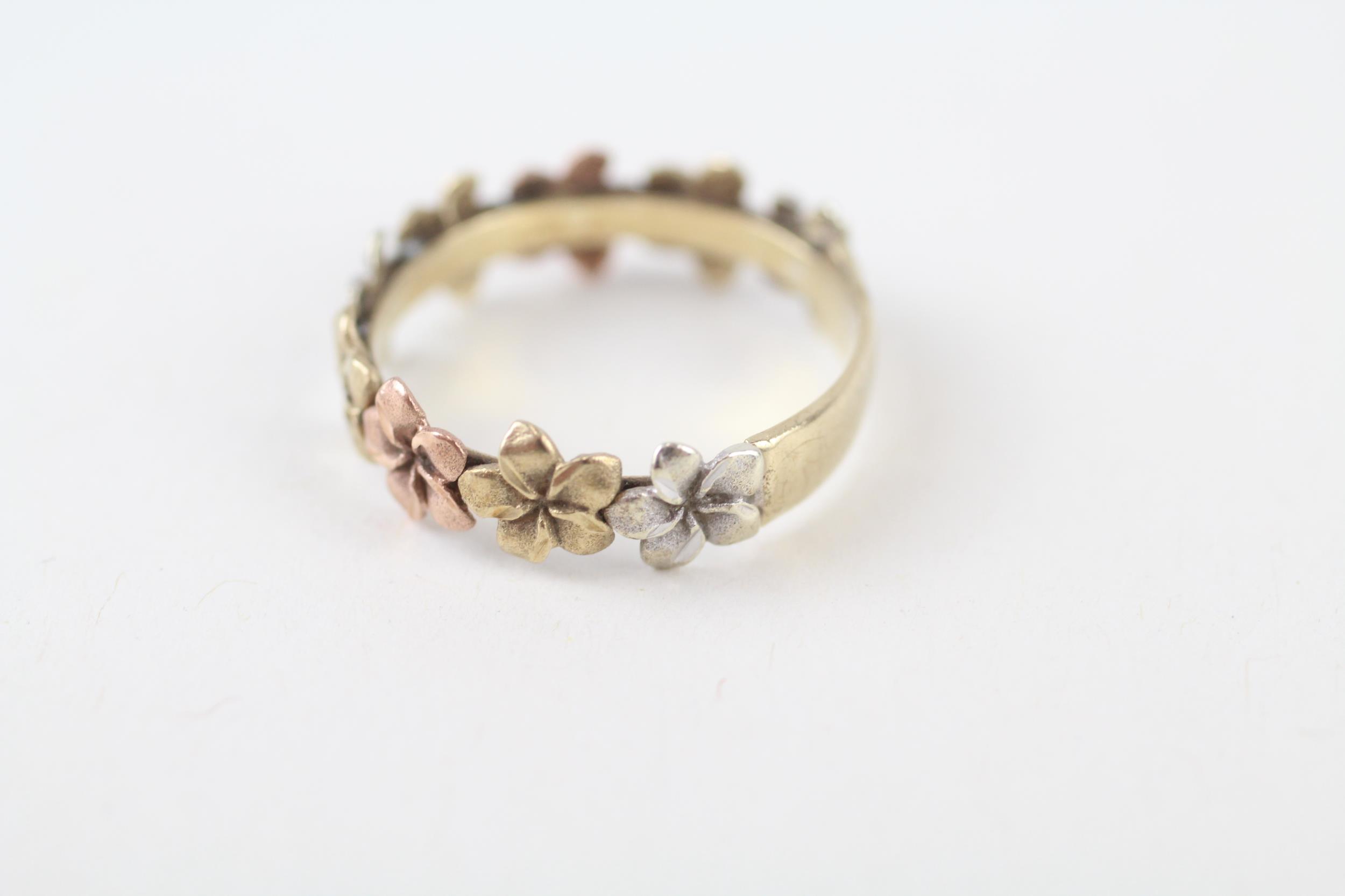 9ct gold tri-colour floral ring (1.9g) Size L - Image 3 of 4