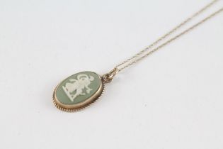 9ct gold Wedgewood pendant & chain (1.9g)