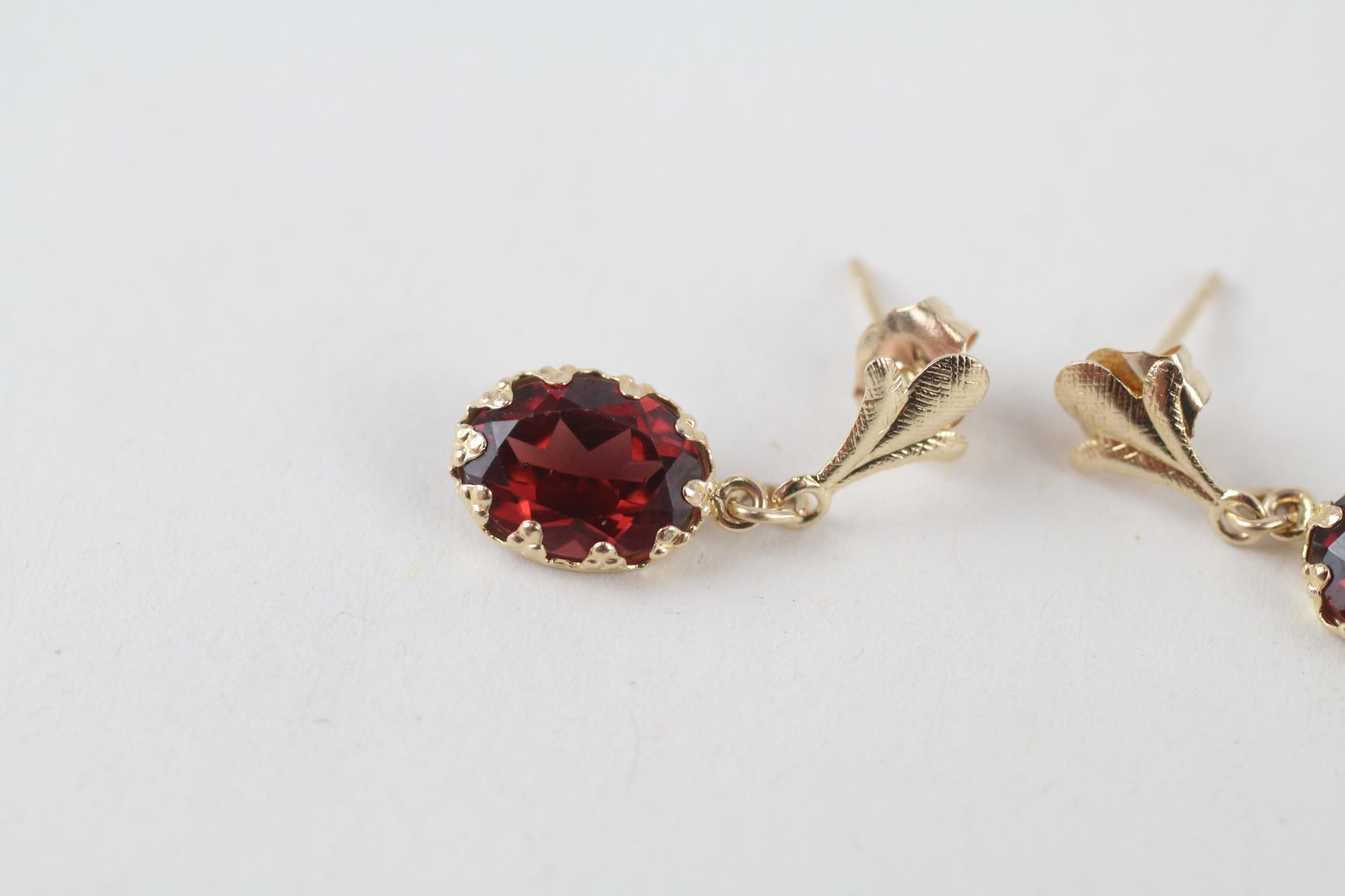 14ct gold garnet drop earrings (1g) - Image 2 of 3