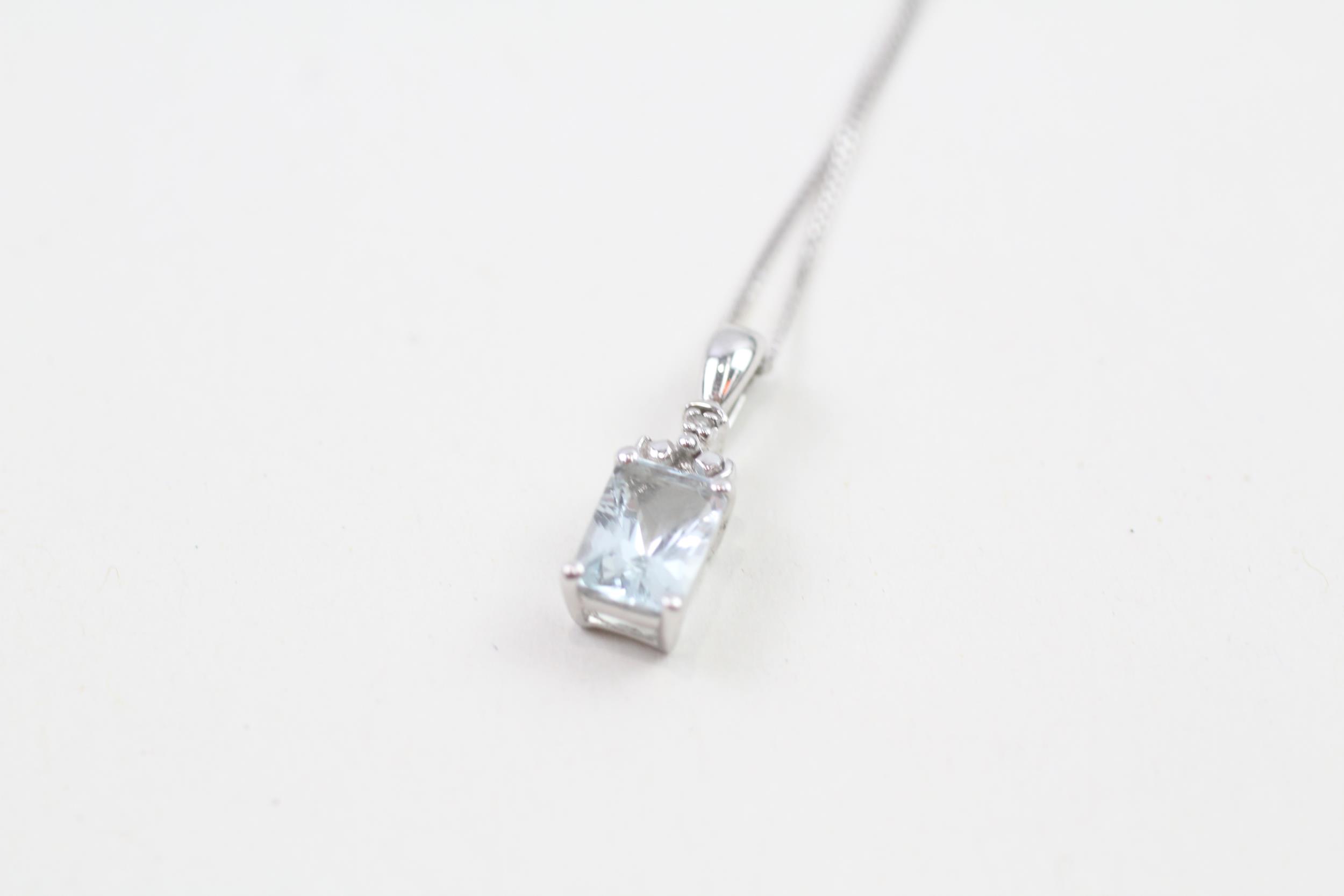 9ct white gold diamond & aquamarine pendant necklace (1.7g)
