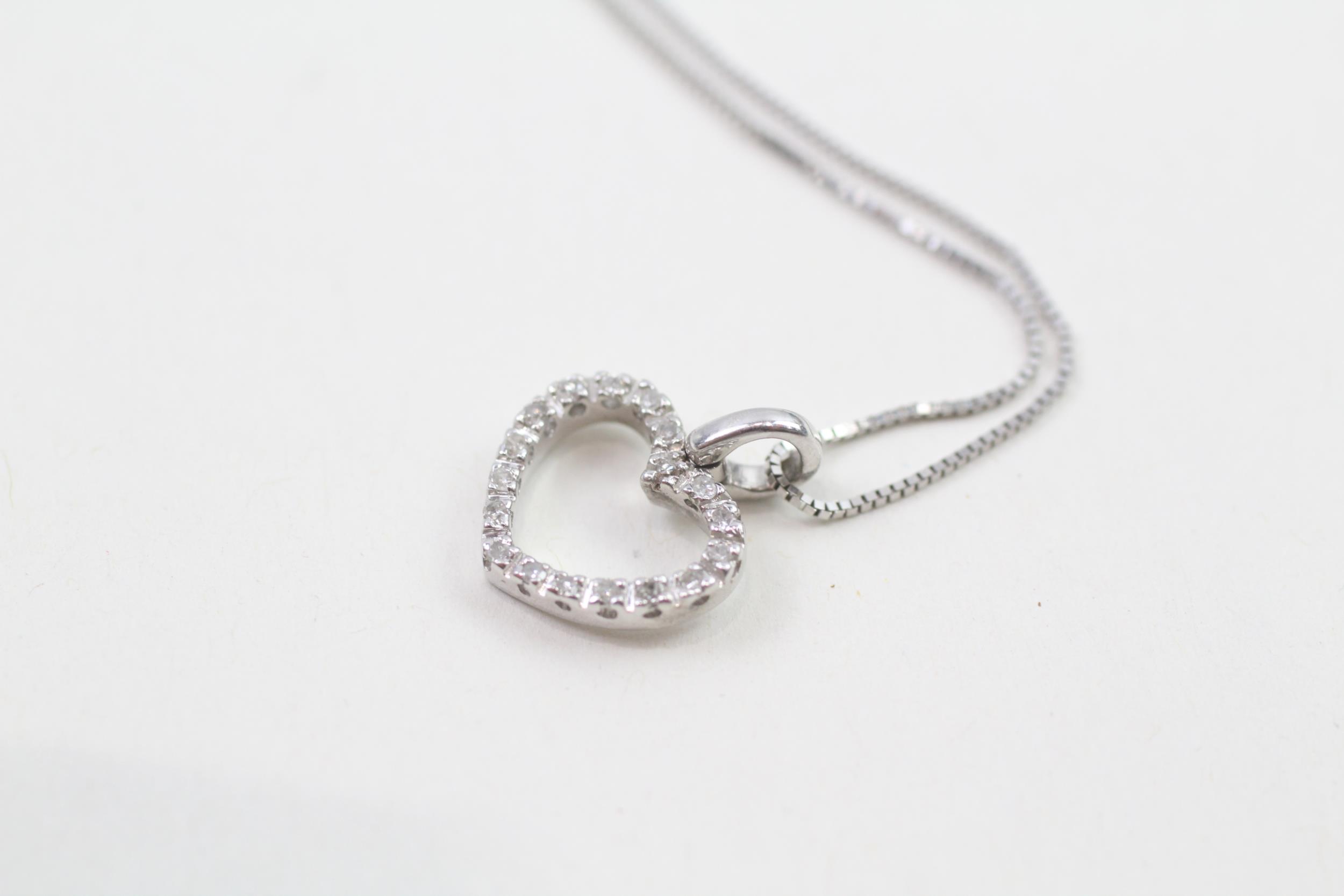 9ct white gold diamond heart pendant necklace (2.1g) - Image 3 of 4