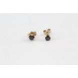 2 x 9ct gold sapphire & ruby single stone stud earrings (0.9g)