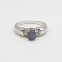 HM 9ct gold white gold ring with opal stone (2.8g) Size N
