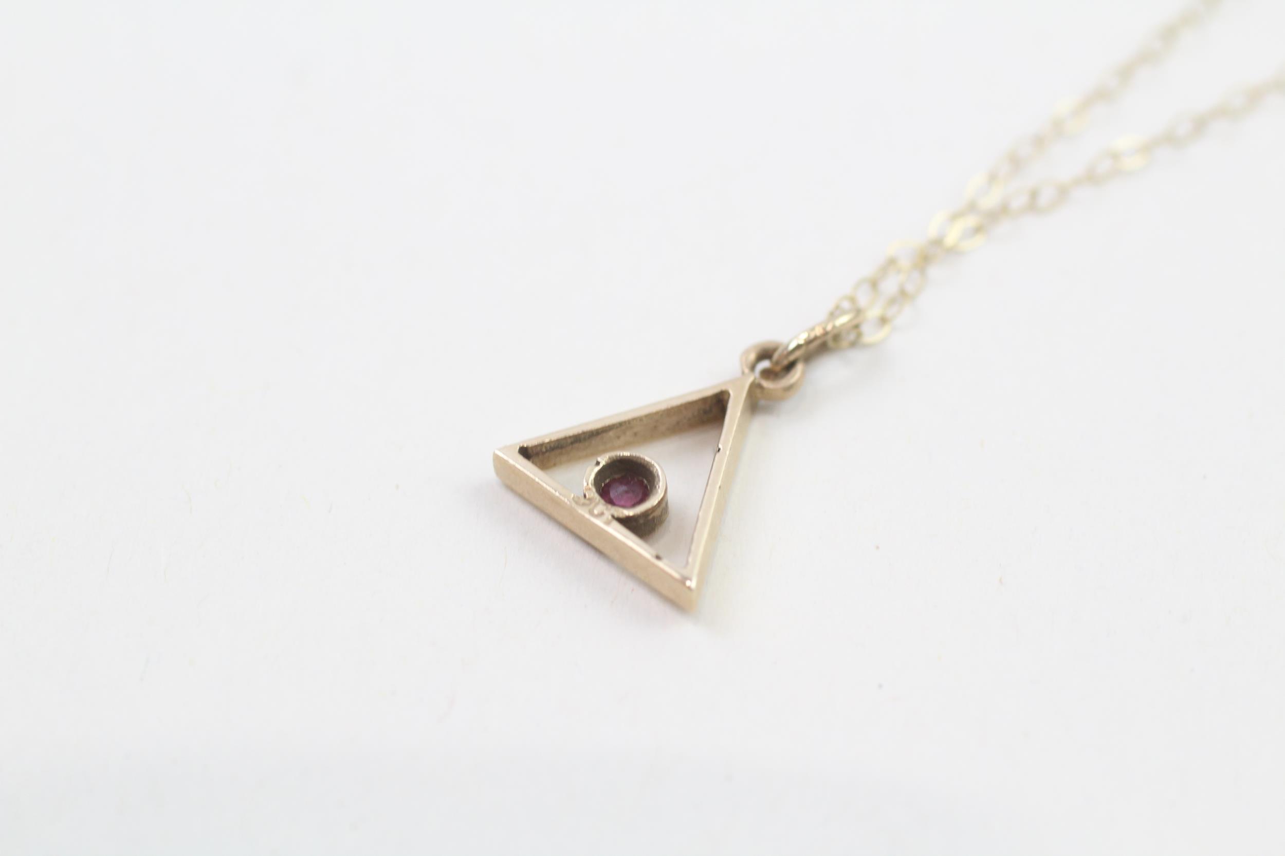 9ct gold ruby single stone triangle pendant necklace (1g) - Image 4 of 4