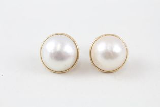 14ct gold mabe pearl stud earrings with scroll backs (5g)