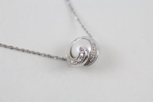 9ct white gold cultured pearl & diamond pendant necklace (2.4g)