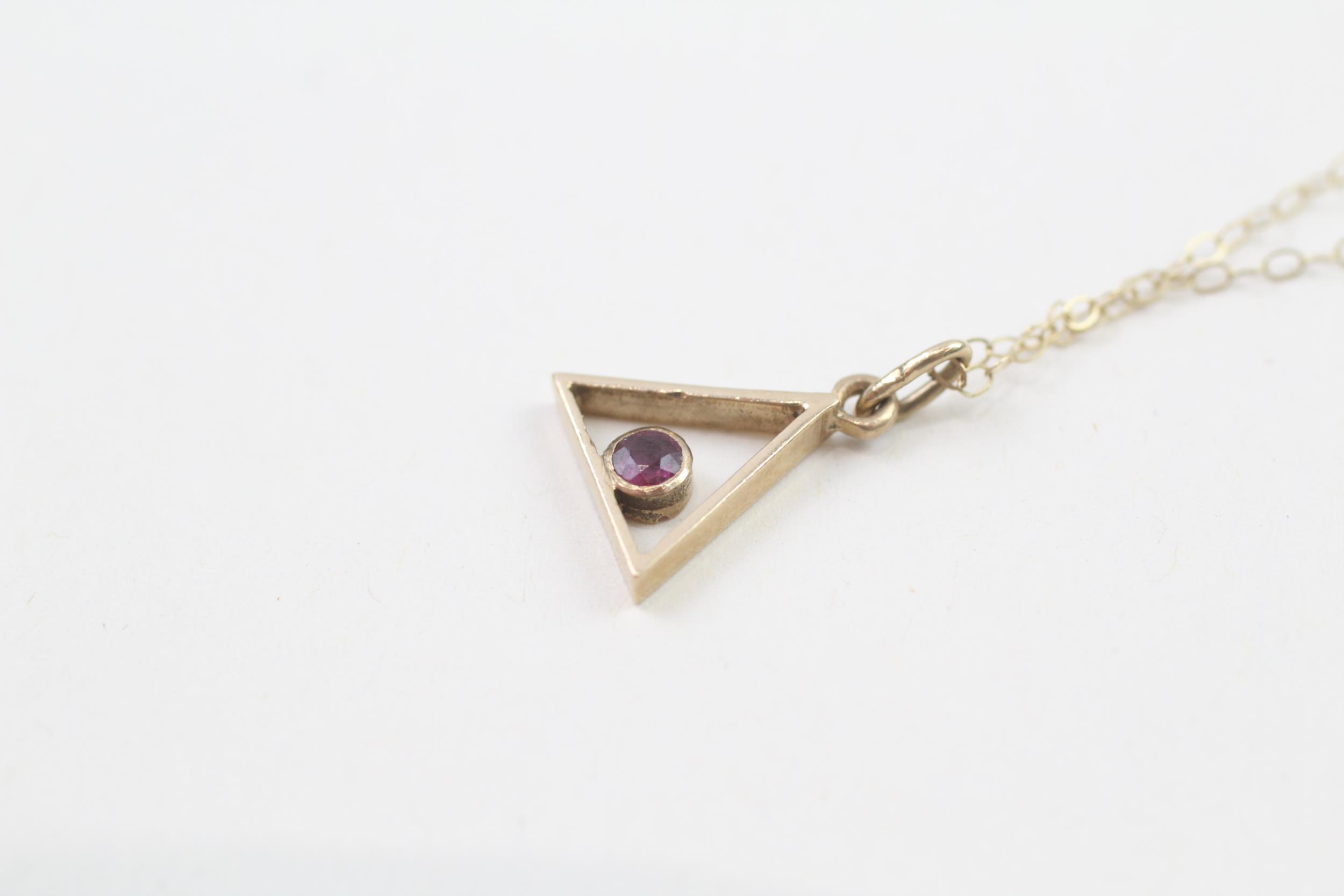 9ct gold ruby single stone triangle pendant necklace (1g) - Image 2 of 4