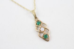 9ct gold emerald & opal three stone openwork pendant necklace (1.8g)