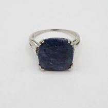 HM 10ct white gold cocktail ring with large lapiz lazuli centre stone (3.7g) Size N