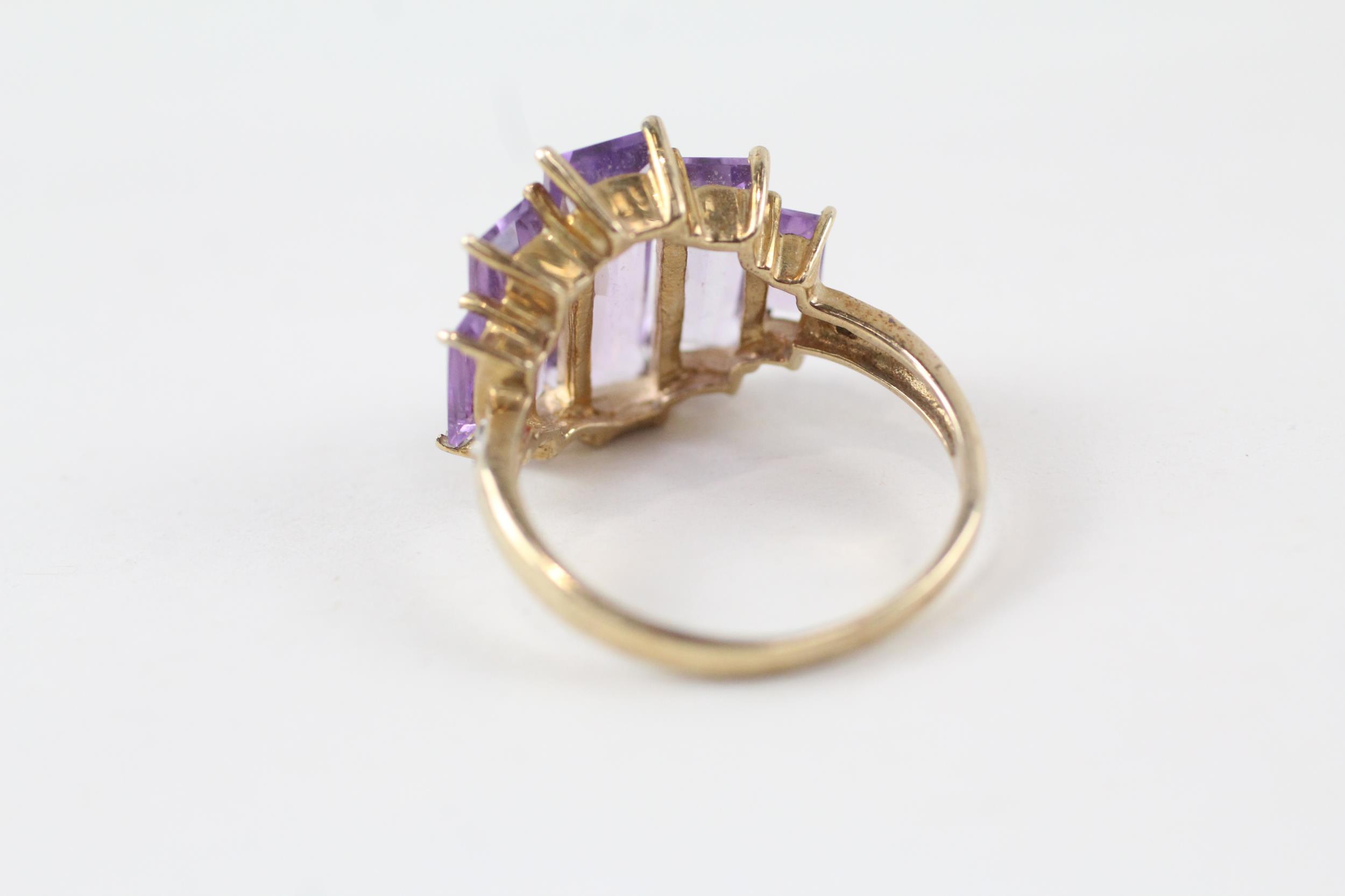 9ct gold amethyst five stone cocktail ring with diamond sides (3.8g) Size P - Image 3 of 5