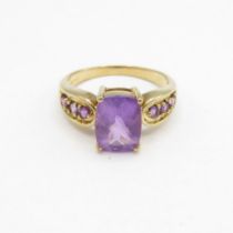 HM 9ct gold ring with purple amethyst stone with amethyst shoulders (3.5g) Size N