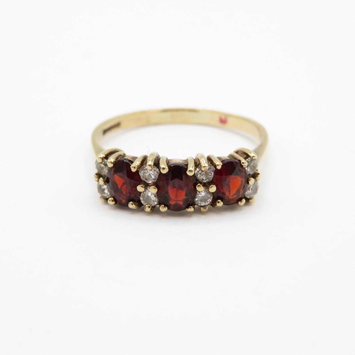 HM 9ct gold dress ring with garnets and white stones (2.5g) Size R