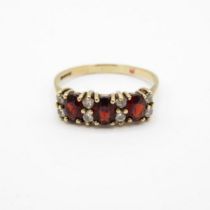 HM 9ct gold dress ring with garnets and white stones (2.5g) Size R