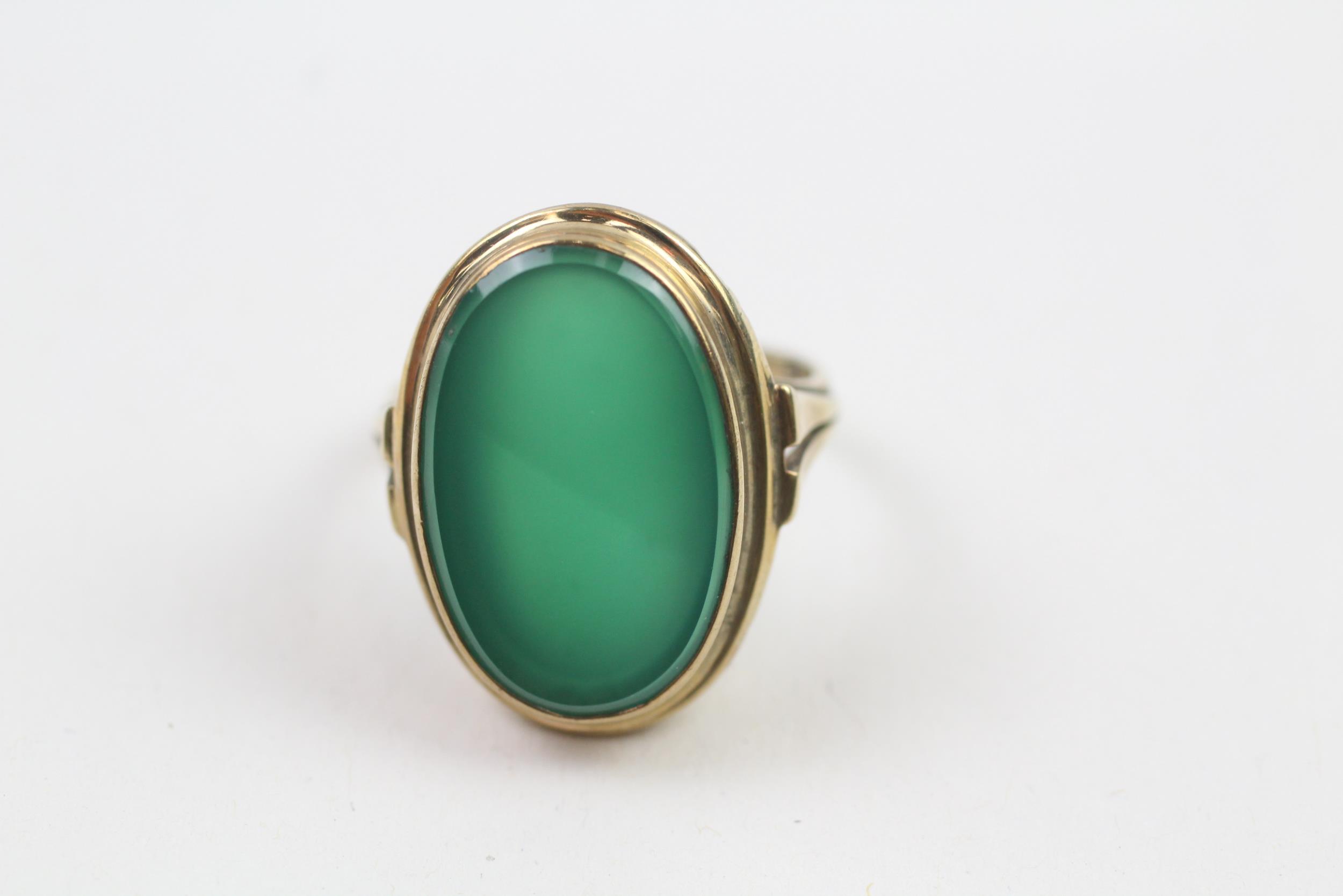 8ct gold chrysoprase oval signet ring (3.8g) Size O