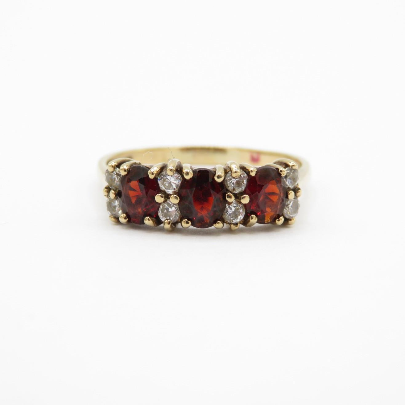 HM 9ct gold dress ring with garnets and white stones (2.5g) Size R - Image 2 of 4