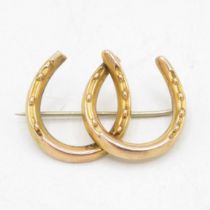 9ct gold antique double horseshoe brooch with base metal pin (1.8g)