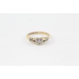 18ct gold diamond single stone ring with heart shaped set & floral shank (2.6g) Size J 1/2